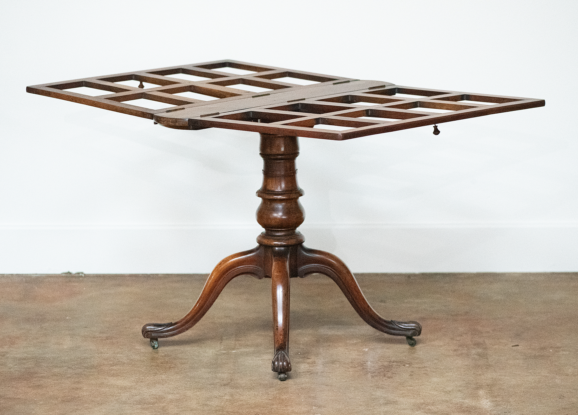 gg108_walnut_portfolio_stand_on_4_splay_base_06