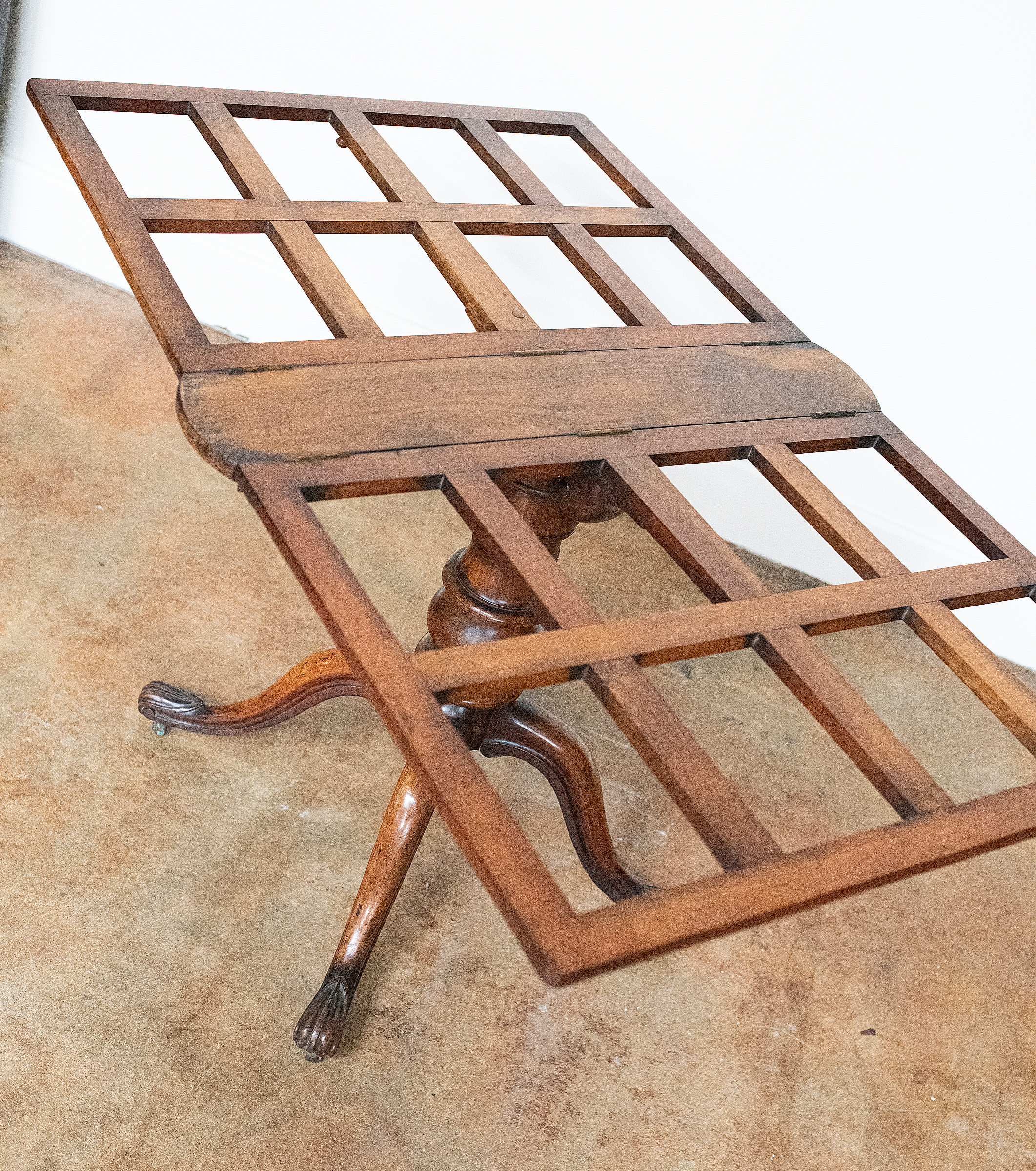 gg108_walnut_portfolio_stand_on_4_splay_base_07