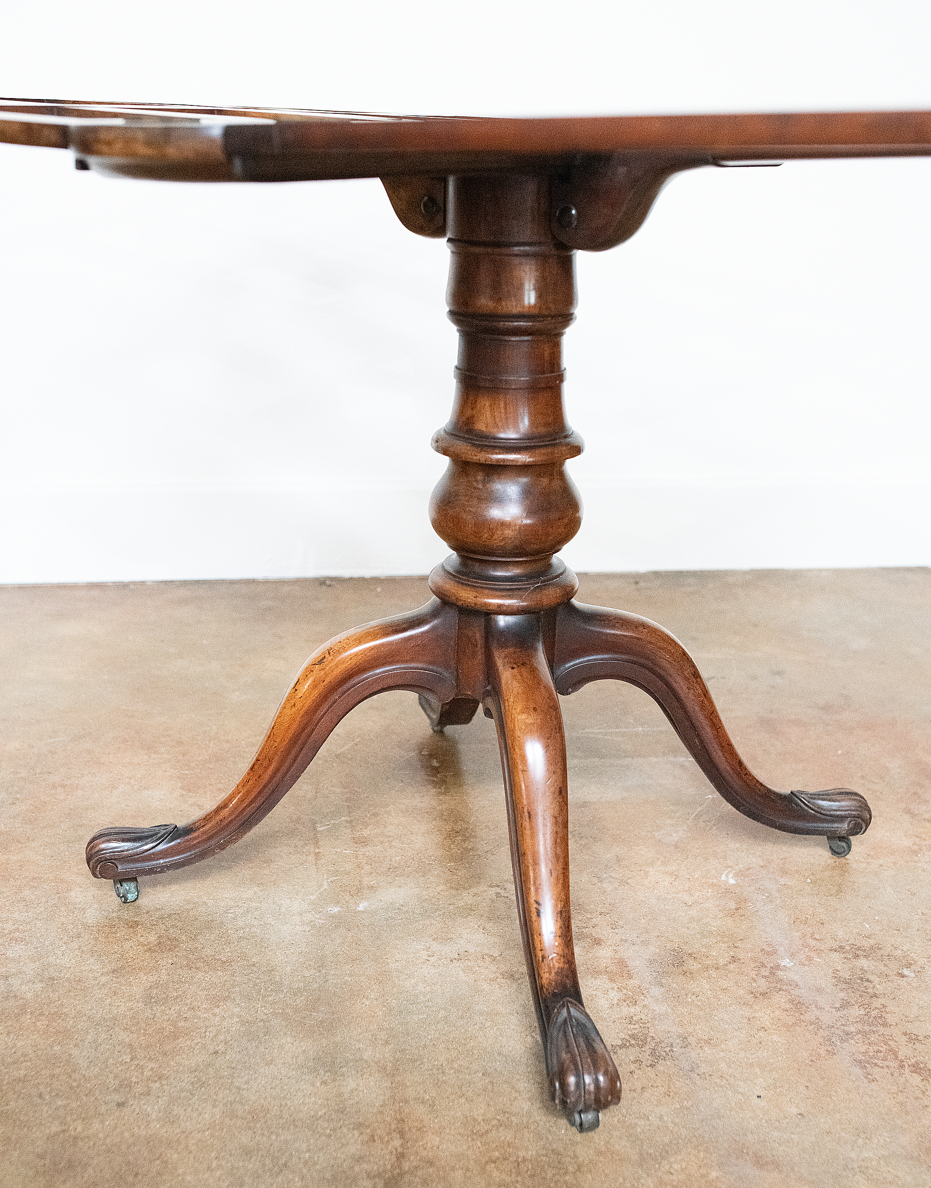gg108_walnut_portfolio_stand_on_4_splay_base_08