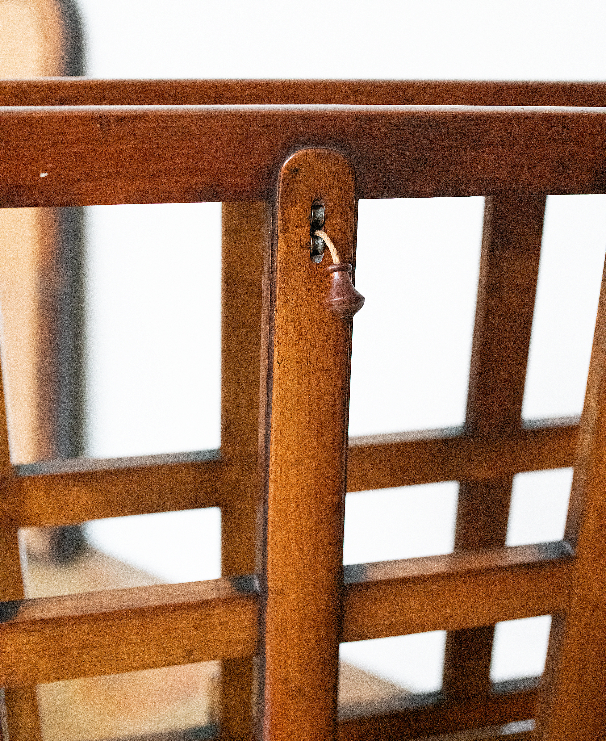 gg108_walnut_portfolio_stand_on_4_splay_base_10