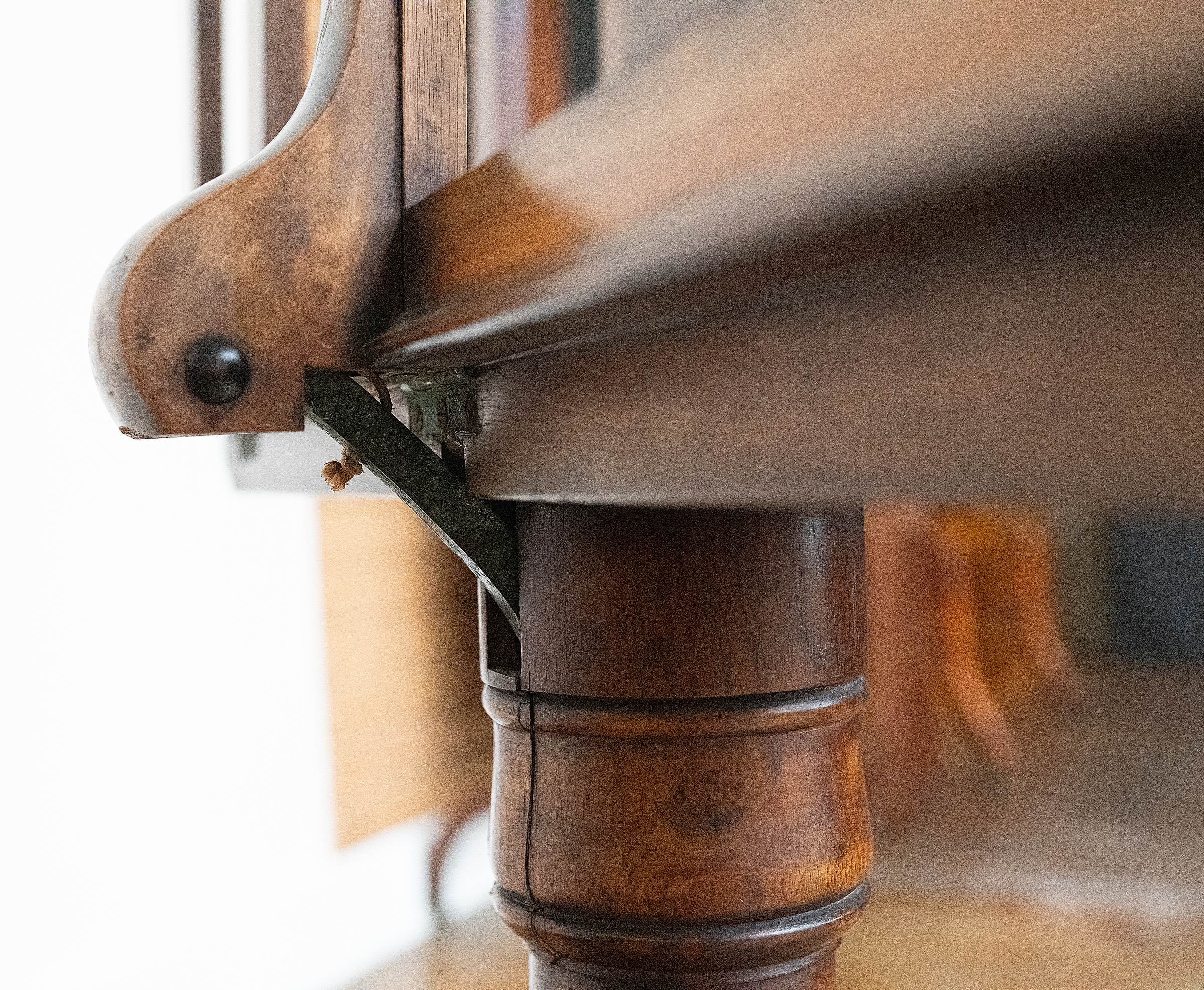 gg108_walnut_portfolio_stand_on_4_splay_base_11