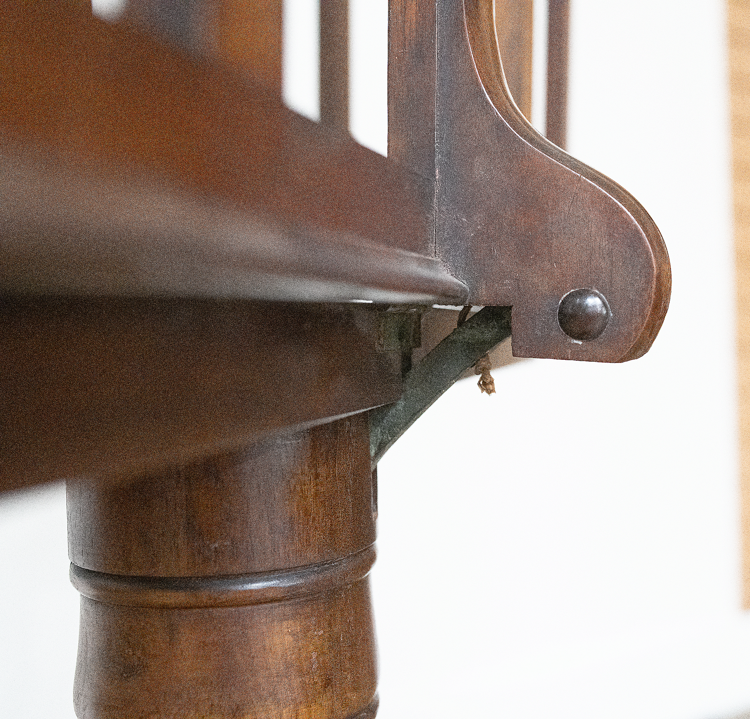 gg108_walnut_portfolio_stand_on_4_splay_base_12