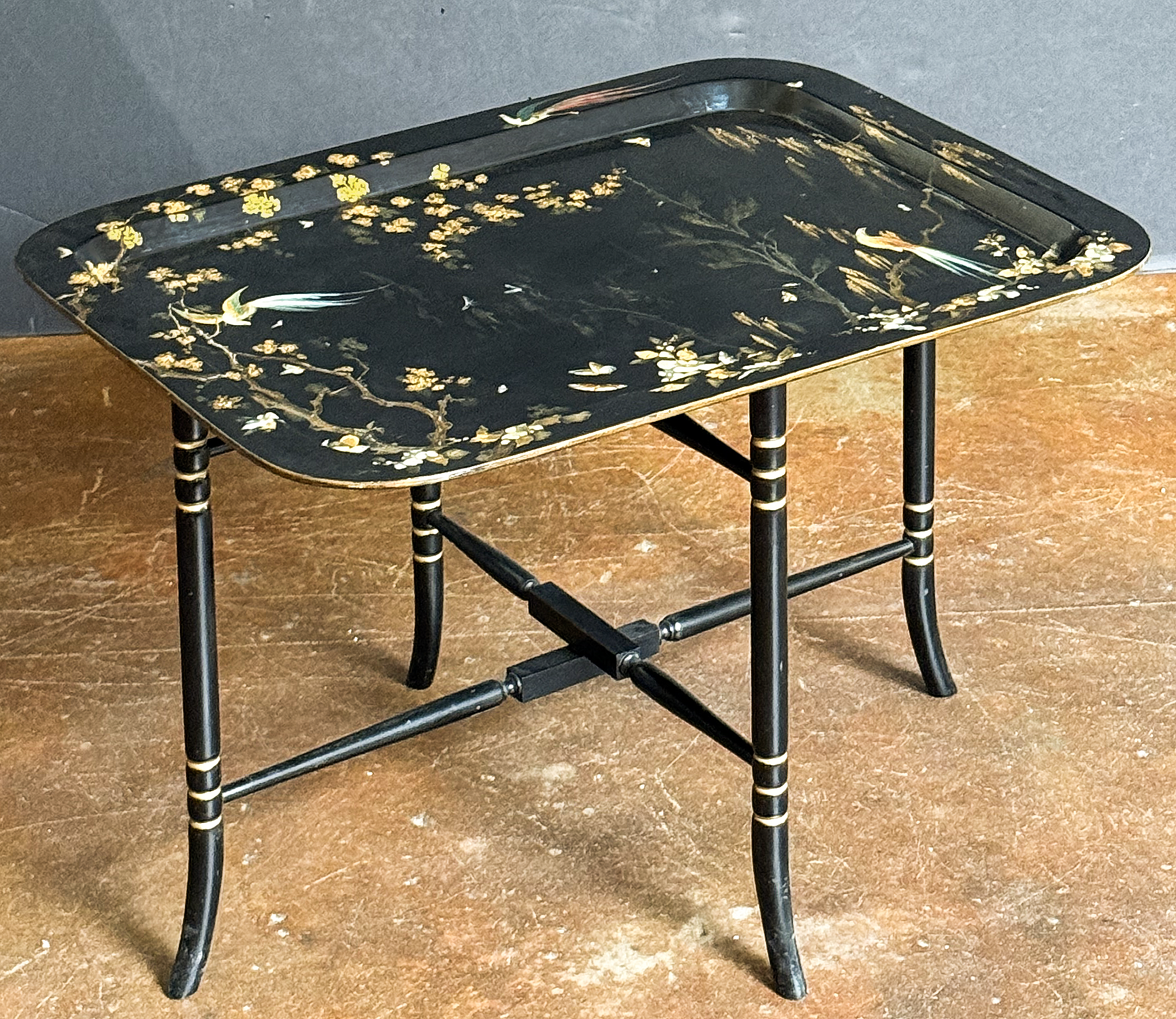 gg191_large_tray_on_stand_002_l_e_a_d