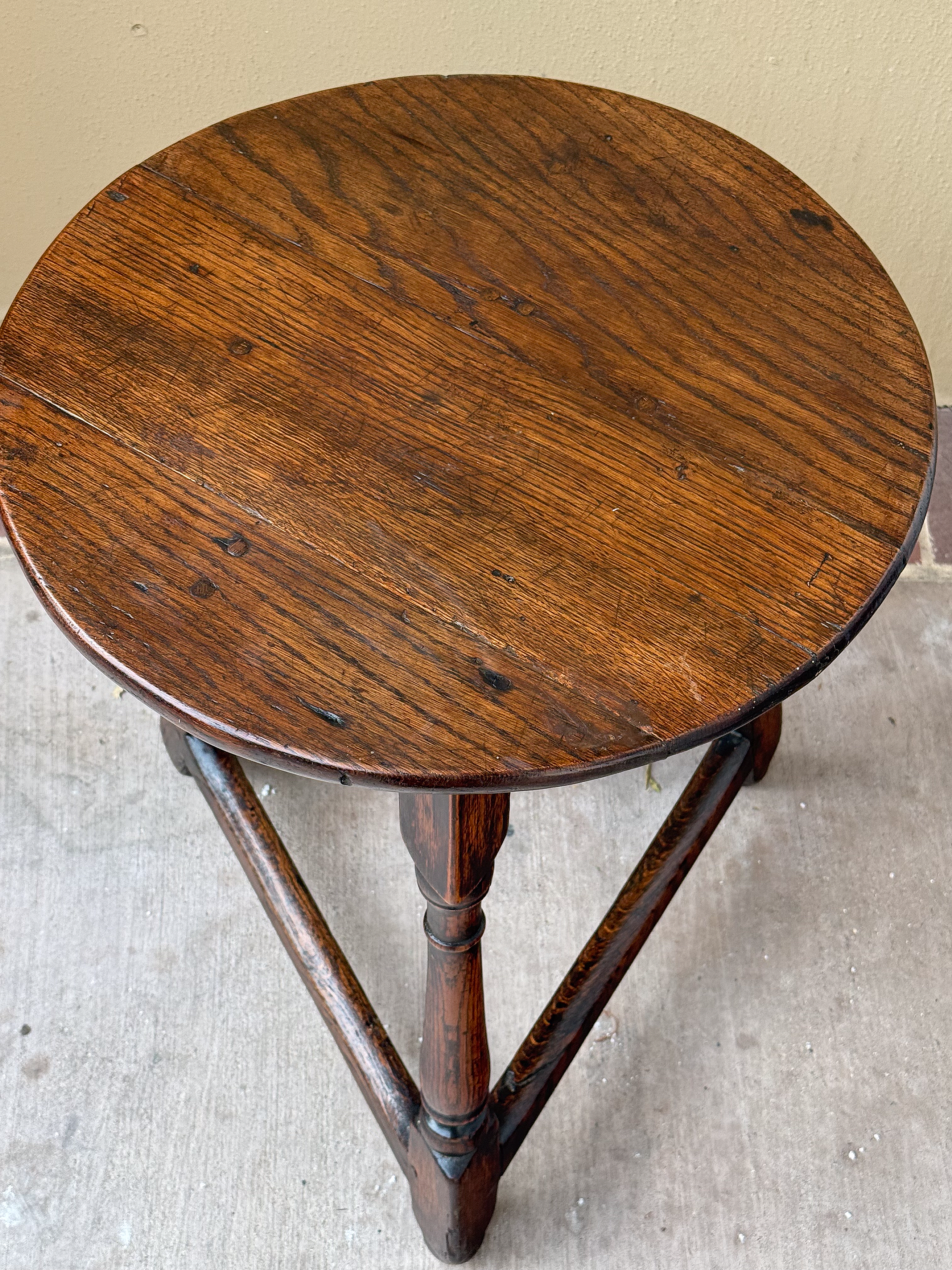 gg223_small_cricket_table_of_oak_005_1257050387