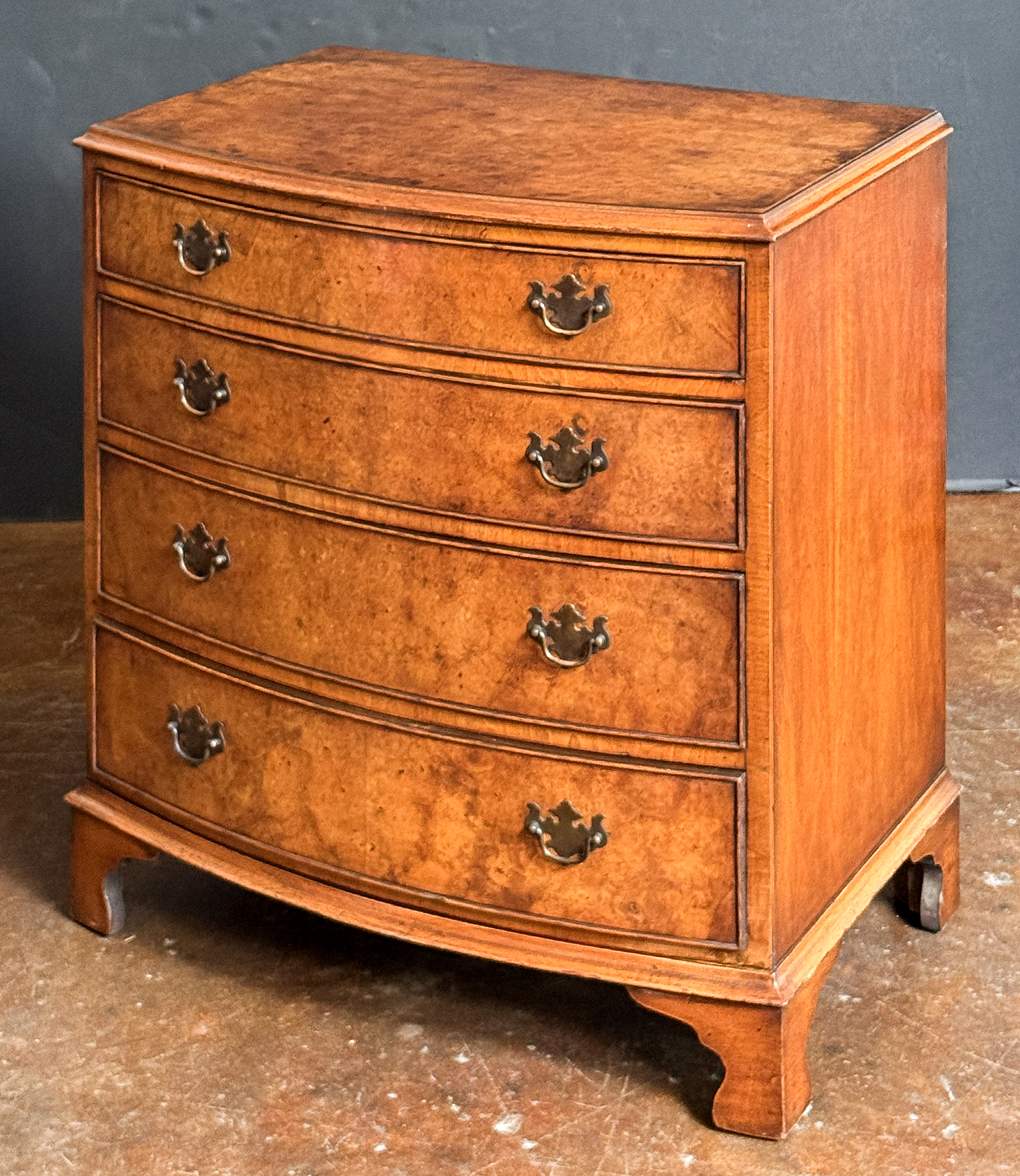 gg240_bow_front_chest_001_l_e_a_d