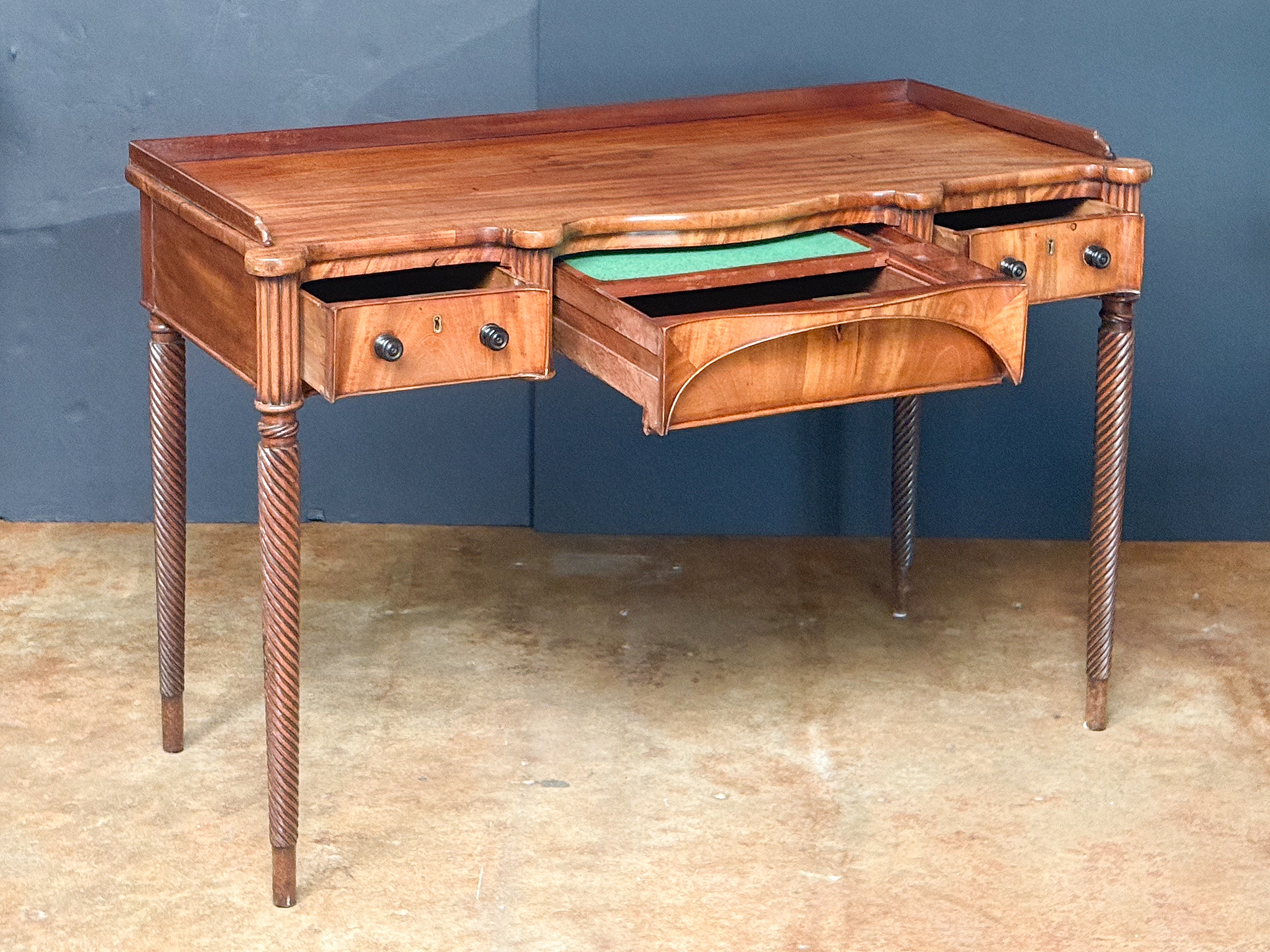gg512_regency_writing_table_003