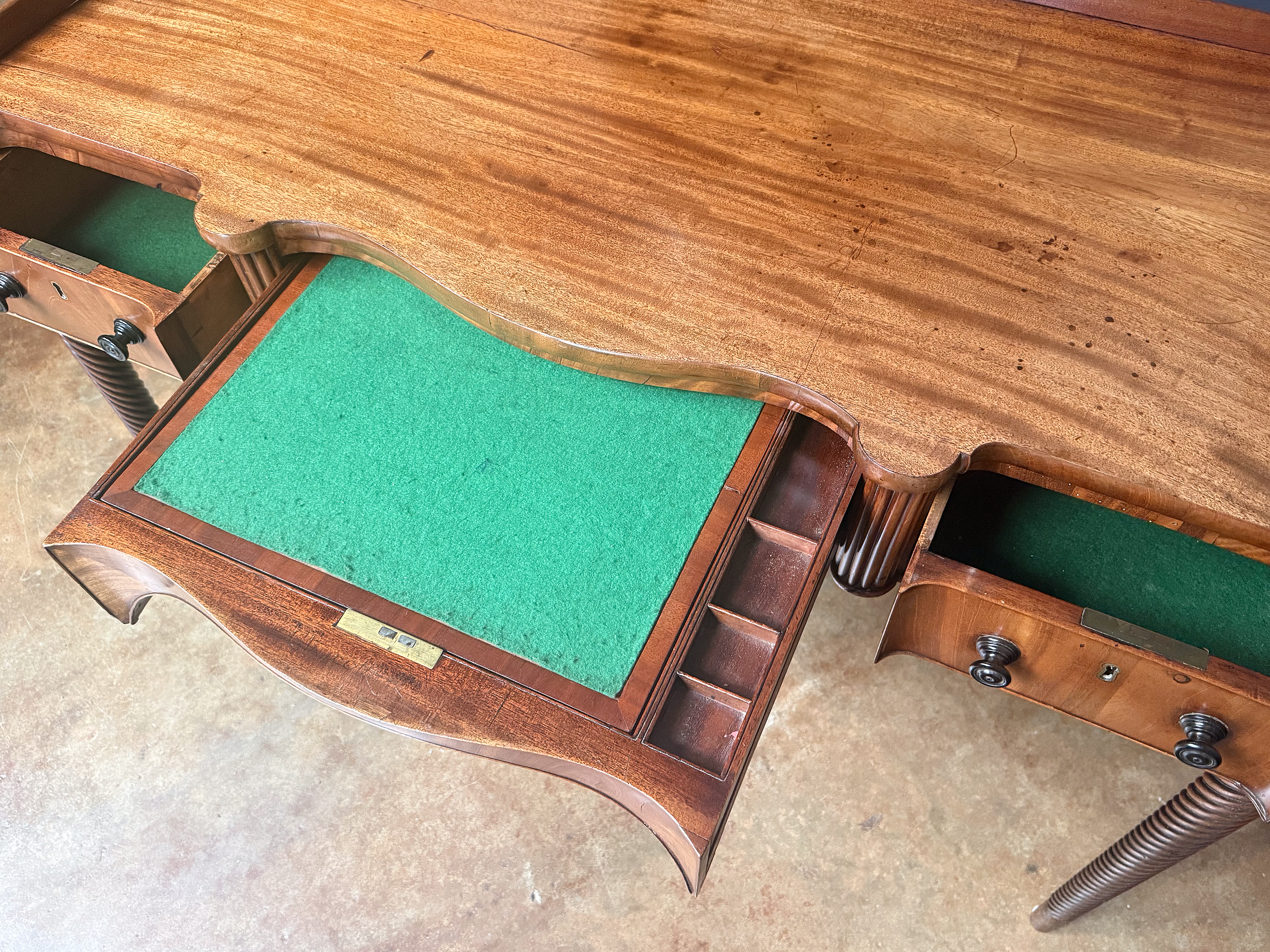 gg512_regency_writing_table_005