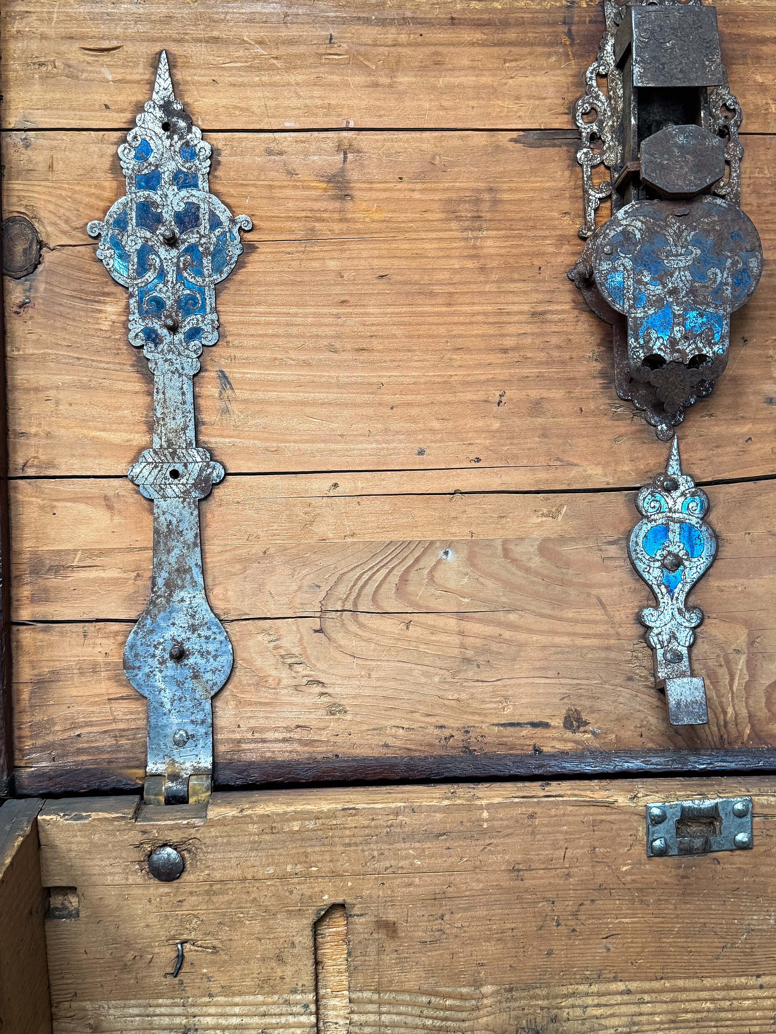 gg554_trunk_on_casters_12