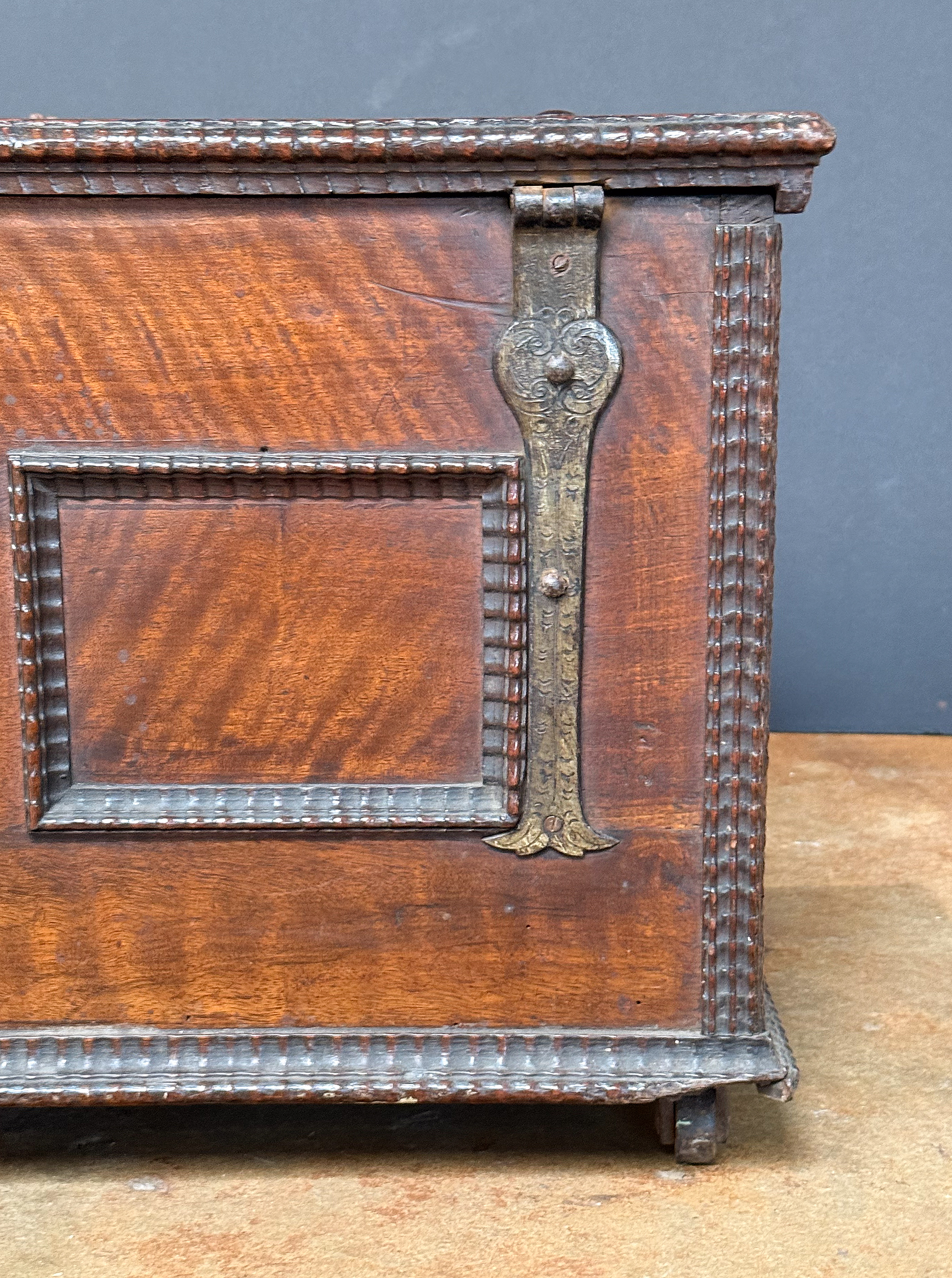 gg554_trunk_on_casters_7