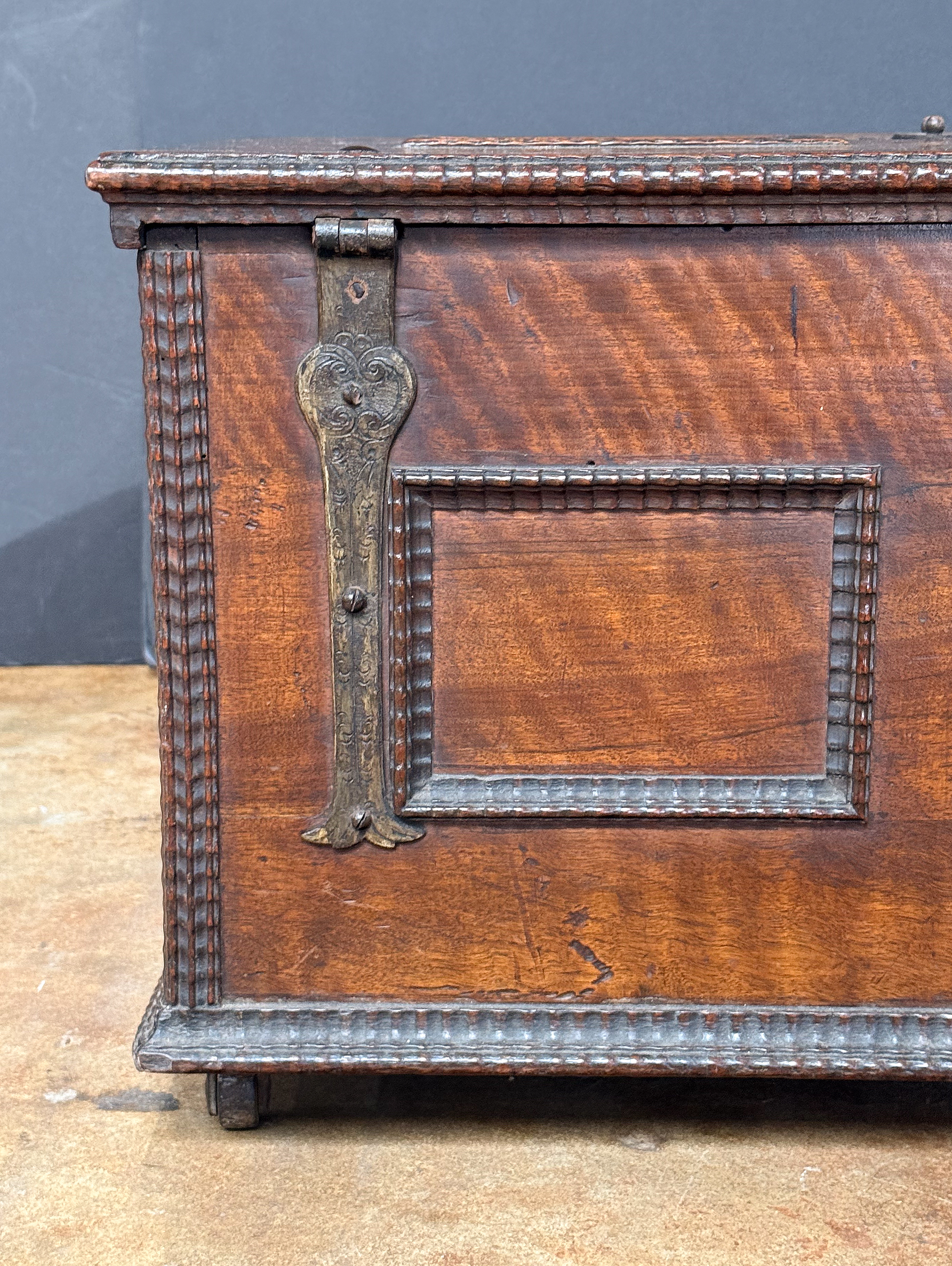 gg554_trunk_on_casters_8