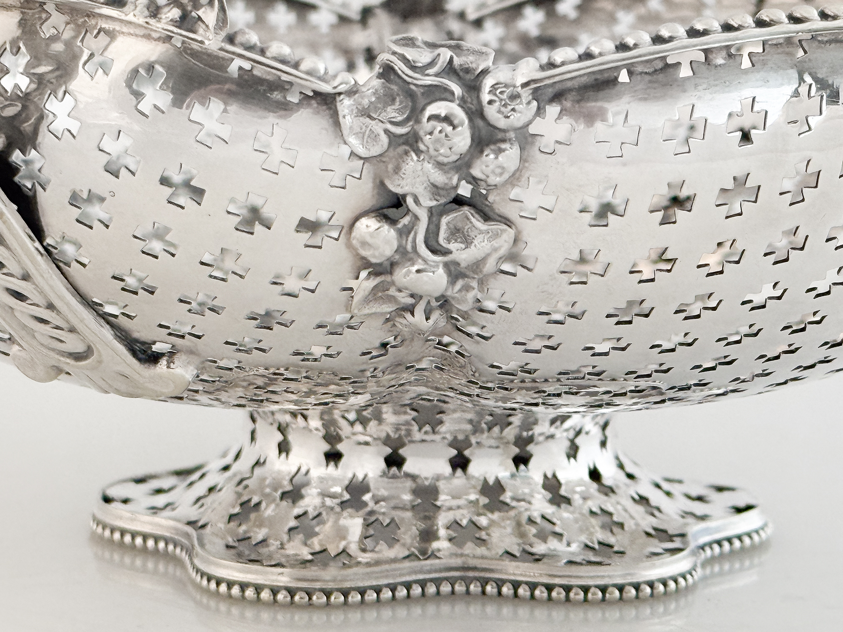 gg599_pierced_silver_basket_10