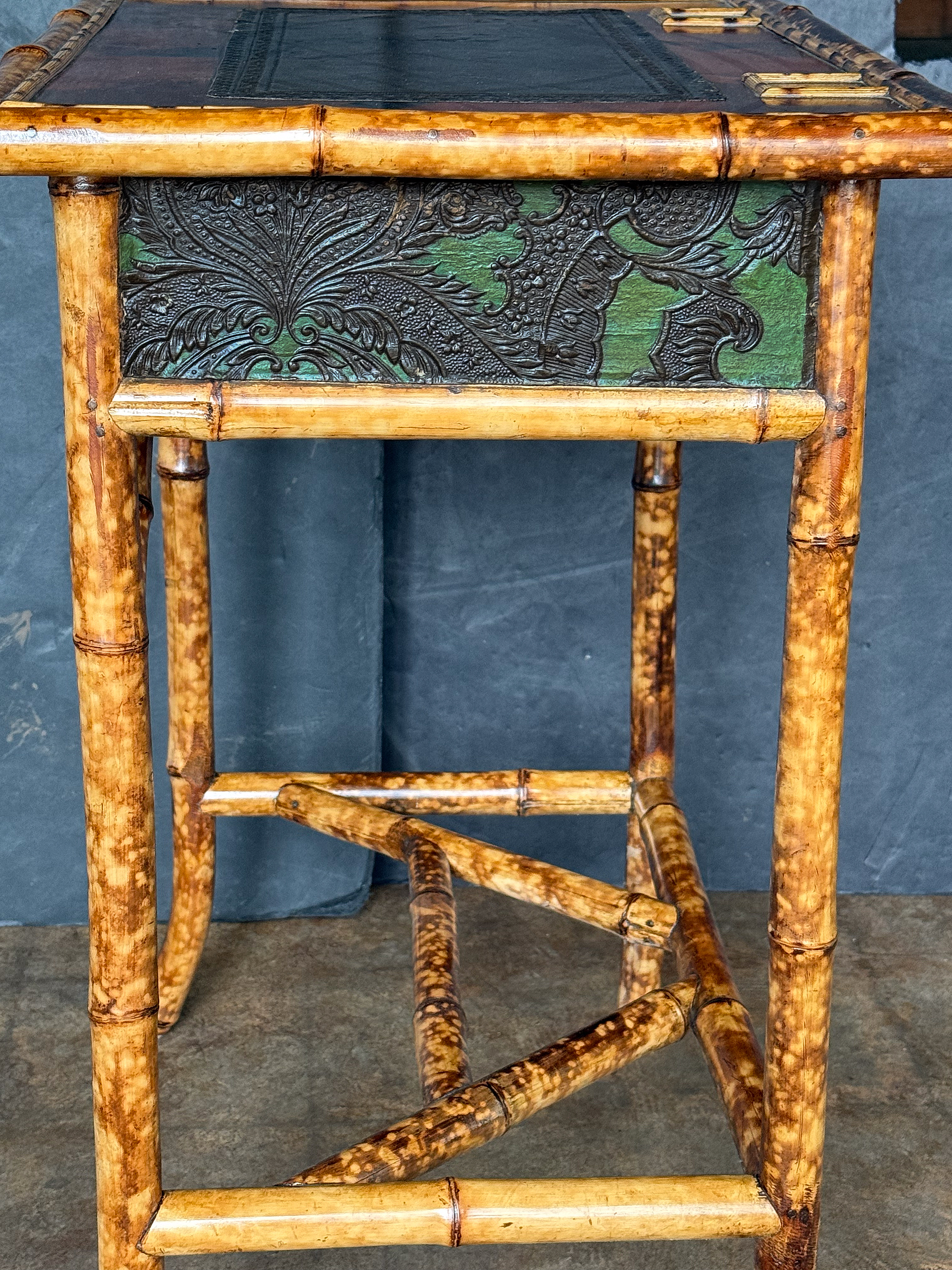 gg625_bamboo_desk_10