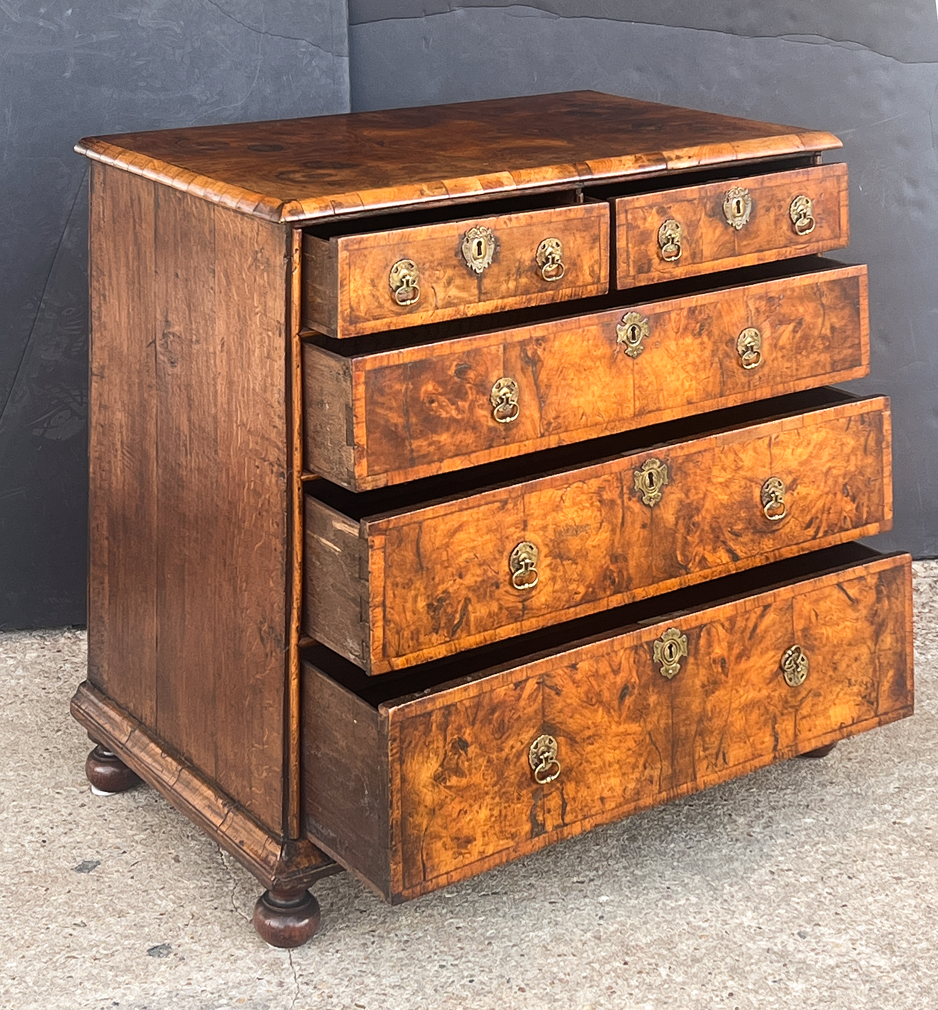 gg640_george_i_chest_of_figured_walnut_003