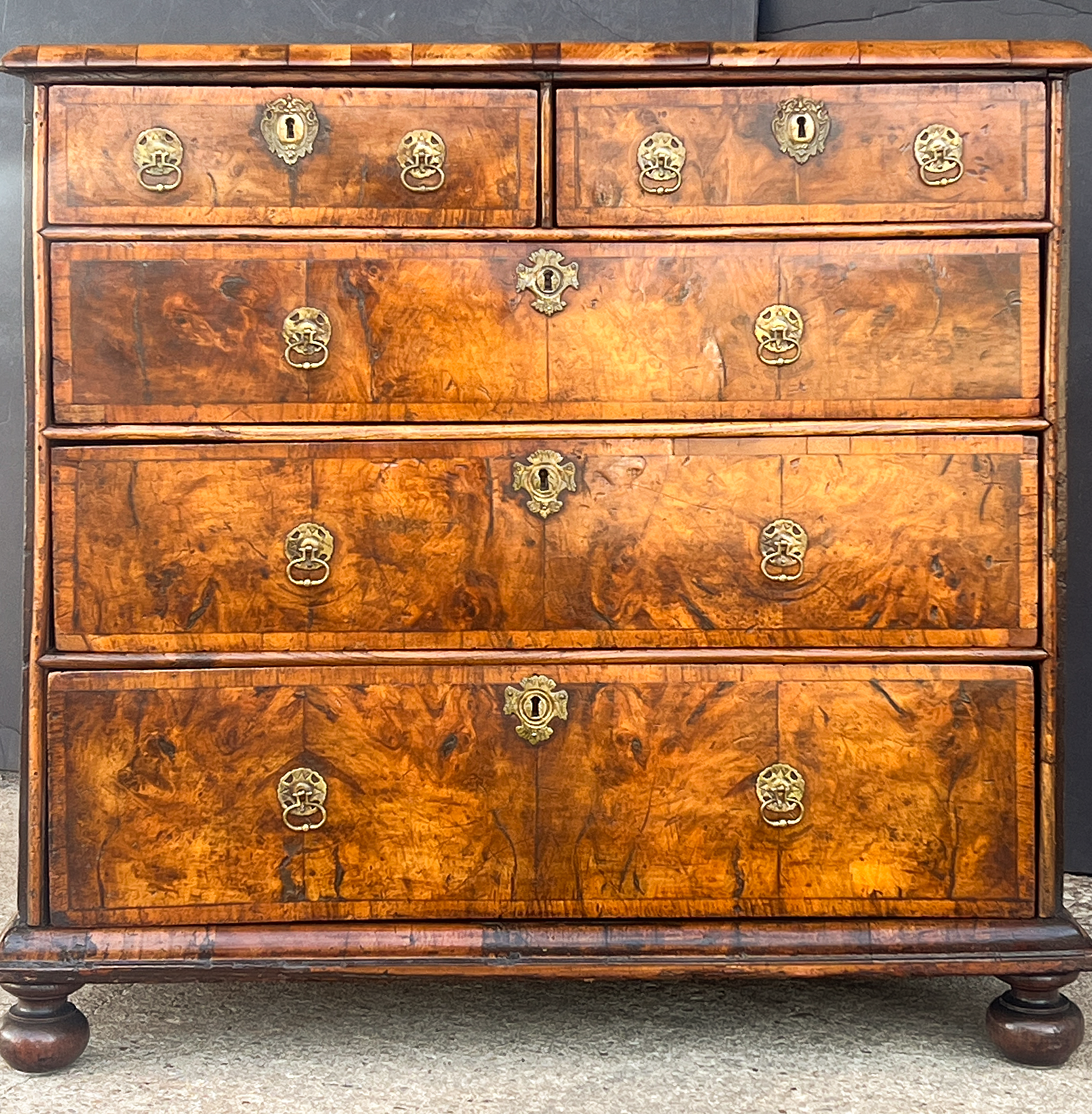 gg640_george_i_chest_of_figured_walnut_005