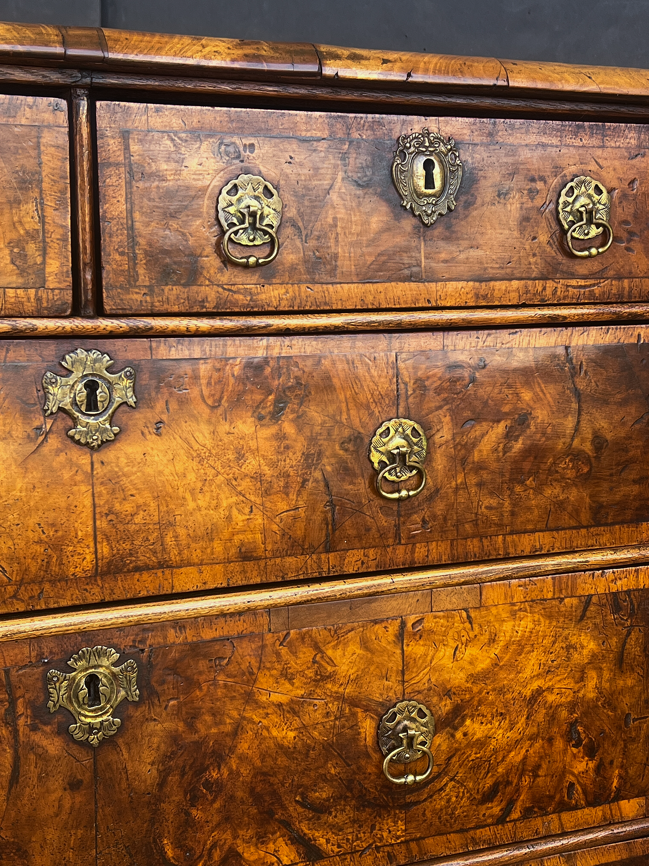 gg640_george_i_chest_of_figured_walnut_006