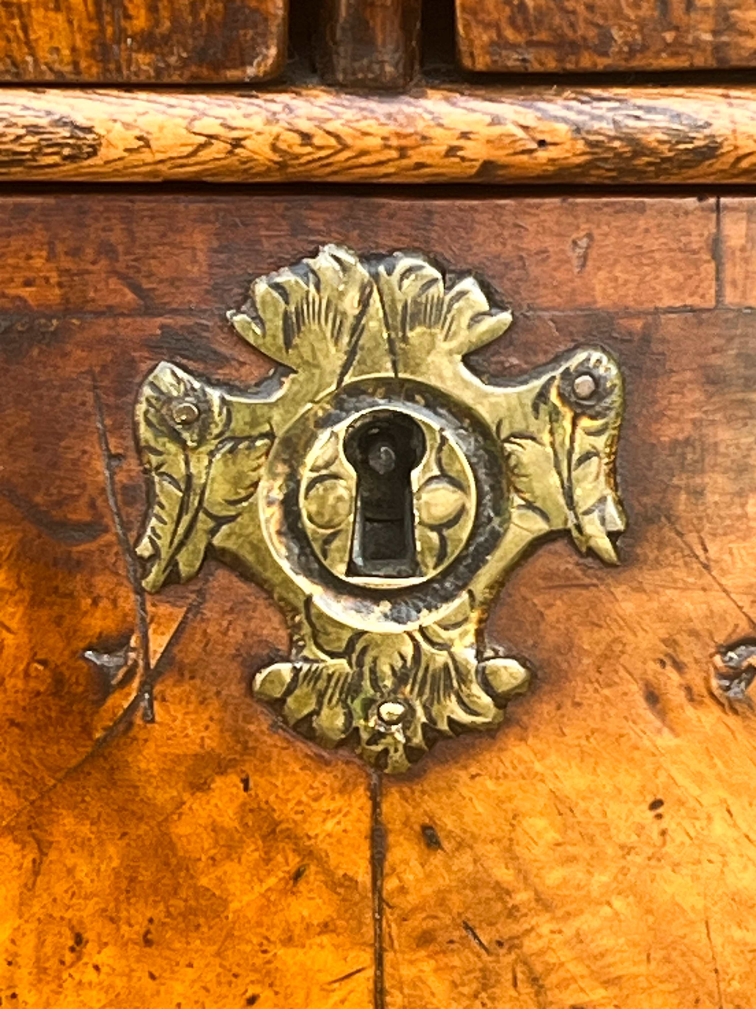 gg640_george_i_chest_of_figured_walnut_007