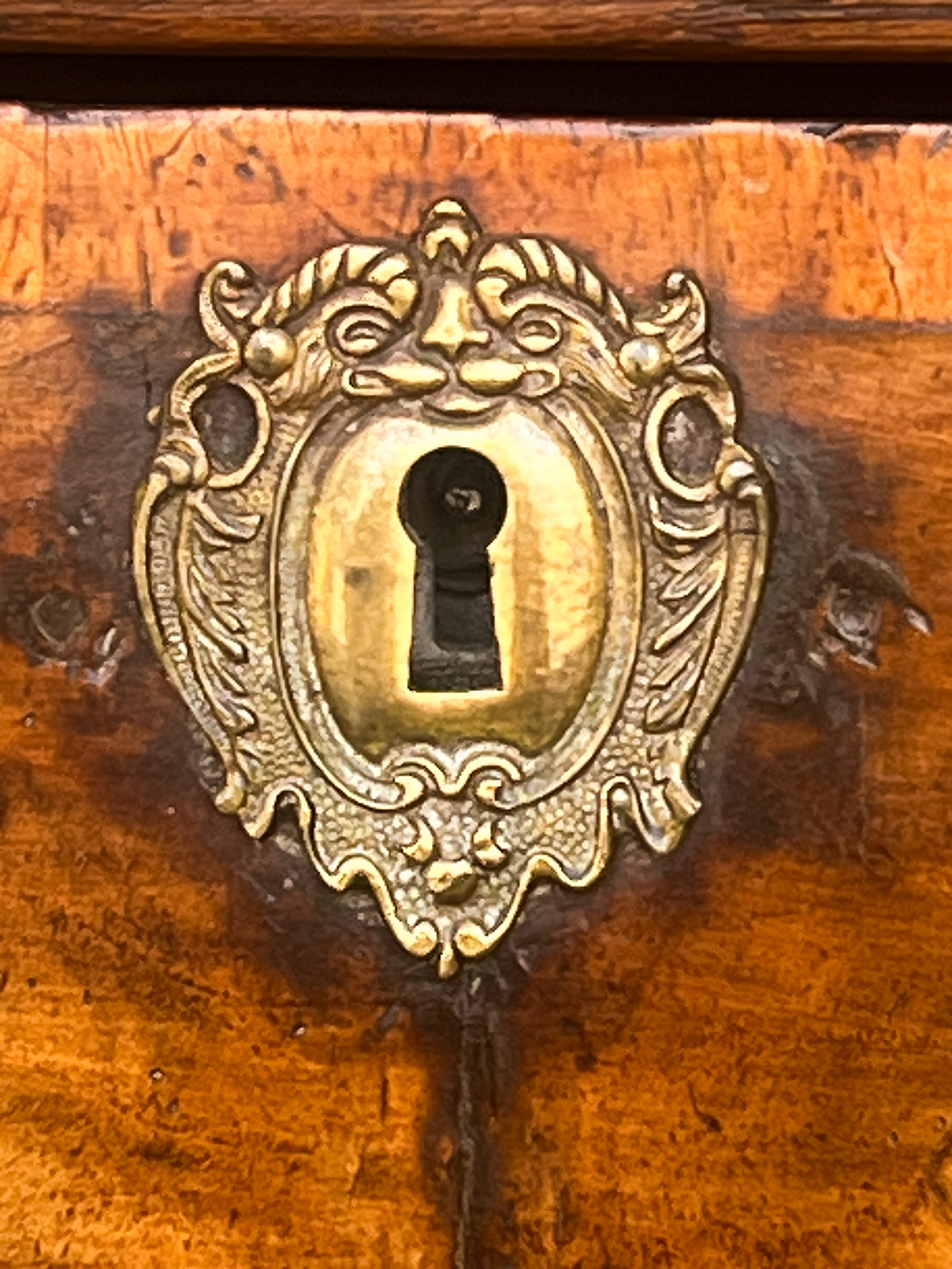 gg640_george_i_chest_of_figured_walnut_008