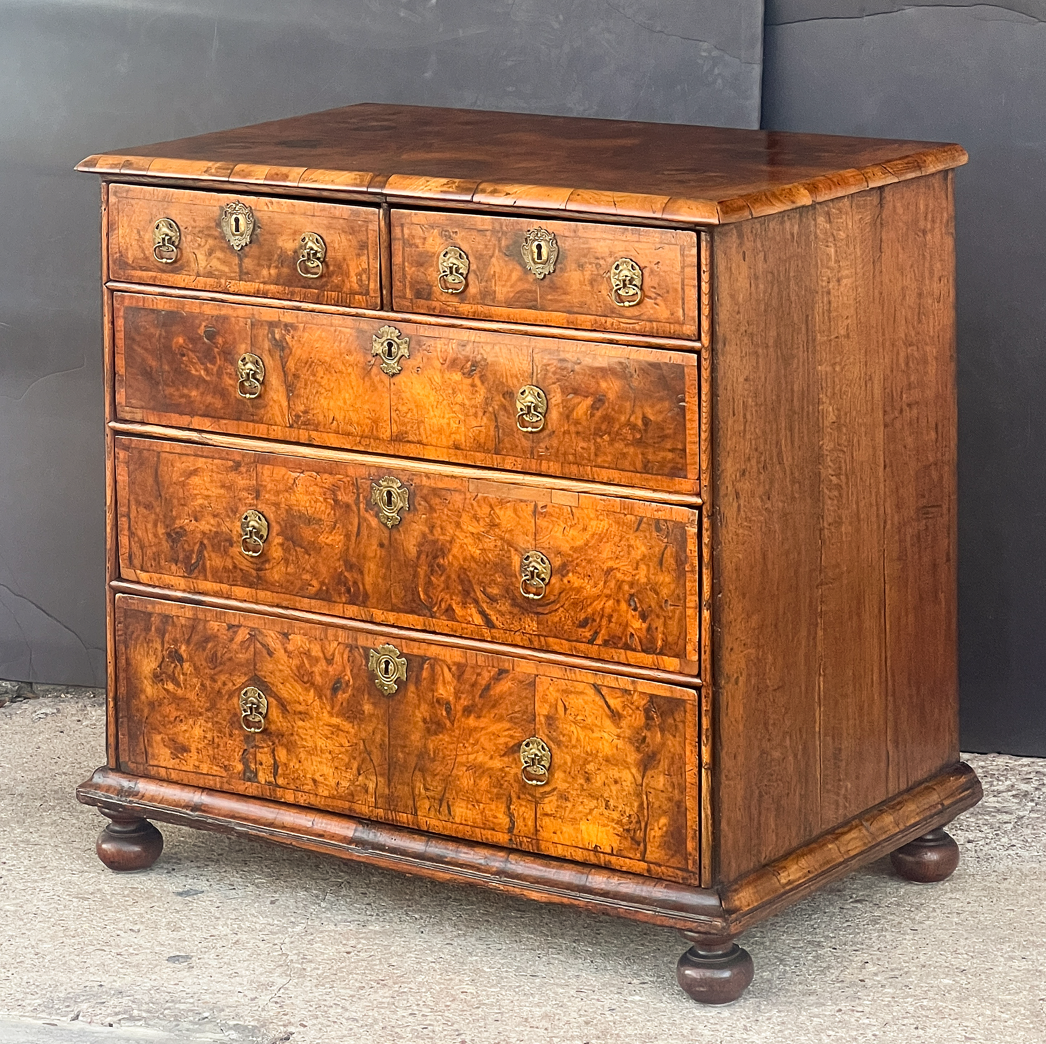 gg640_george_i_chest_of_figured_walnut_009