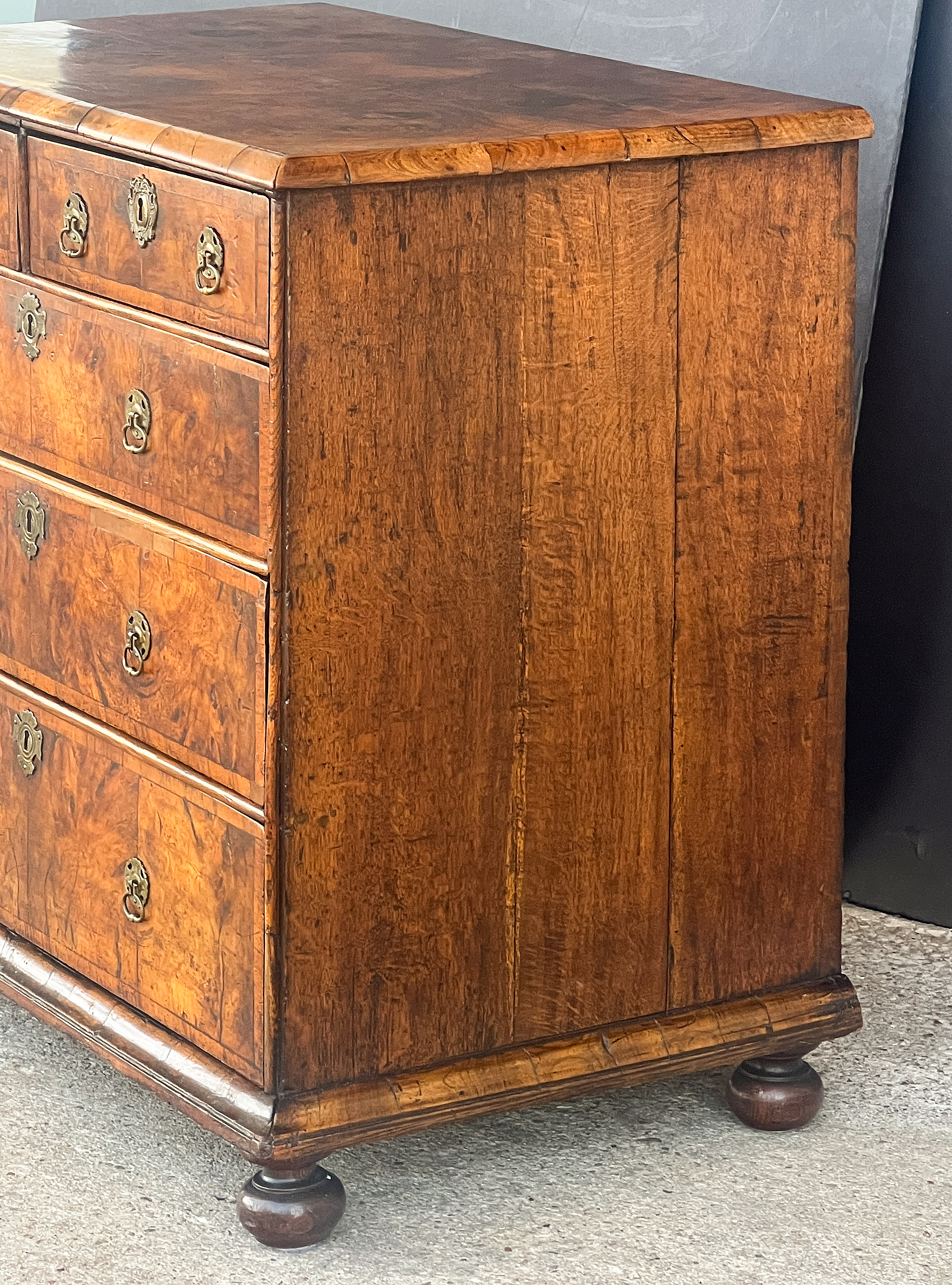 gg640_george_i_chest_of_figured_walnut_010