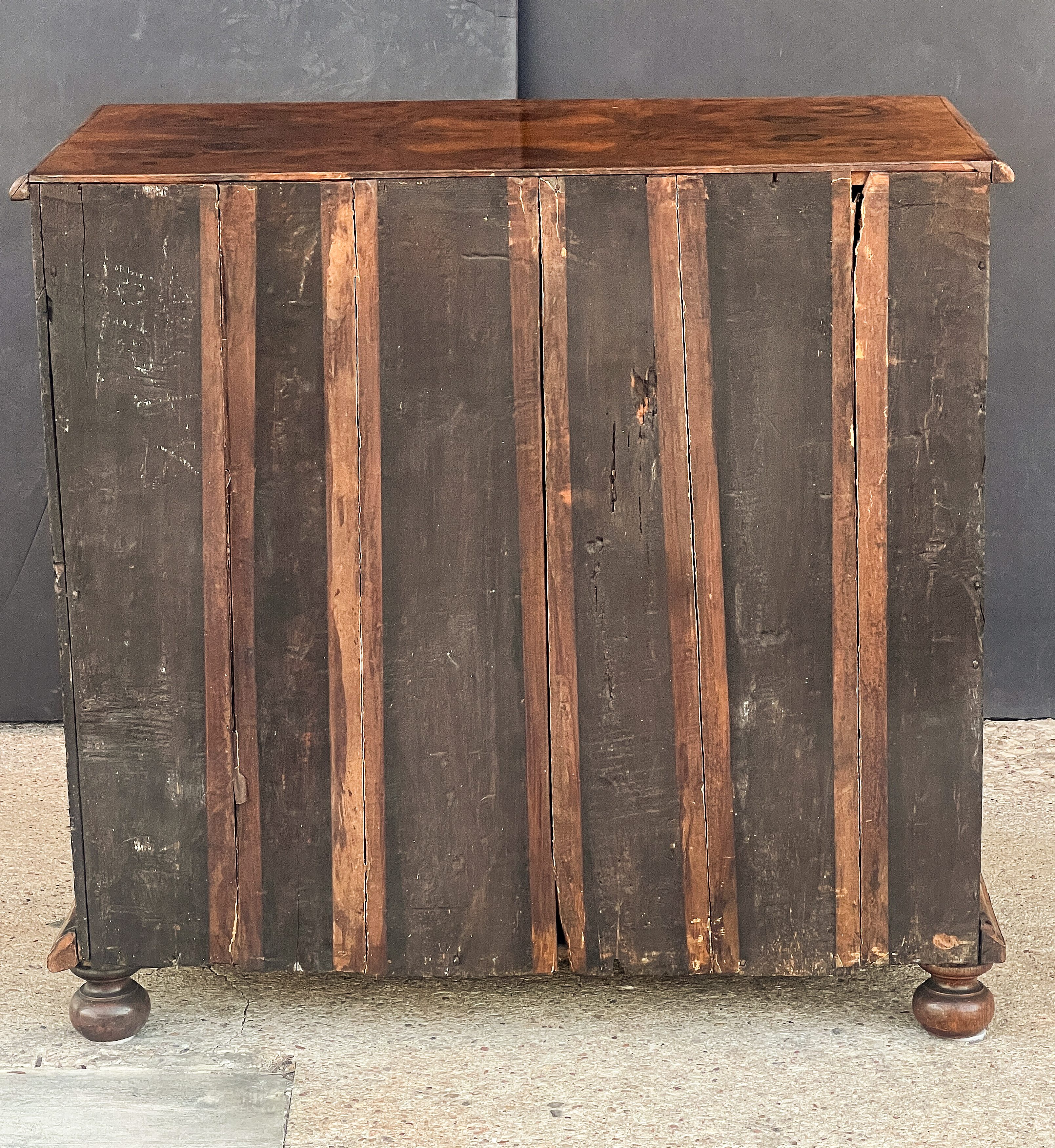 gg640_george_i_chest_of_figured_walnut_011