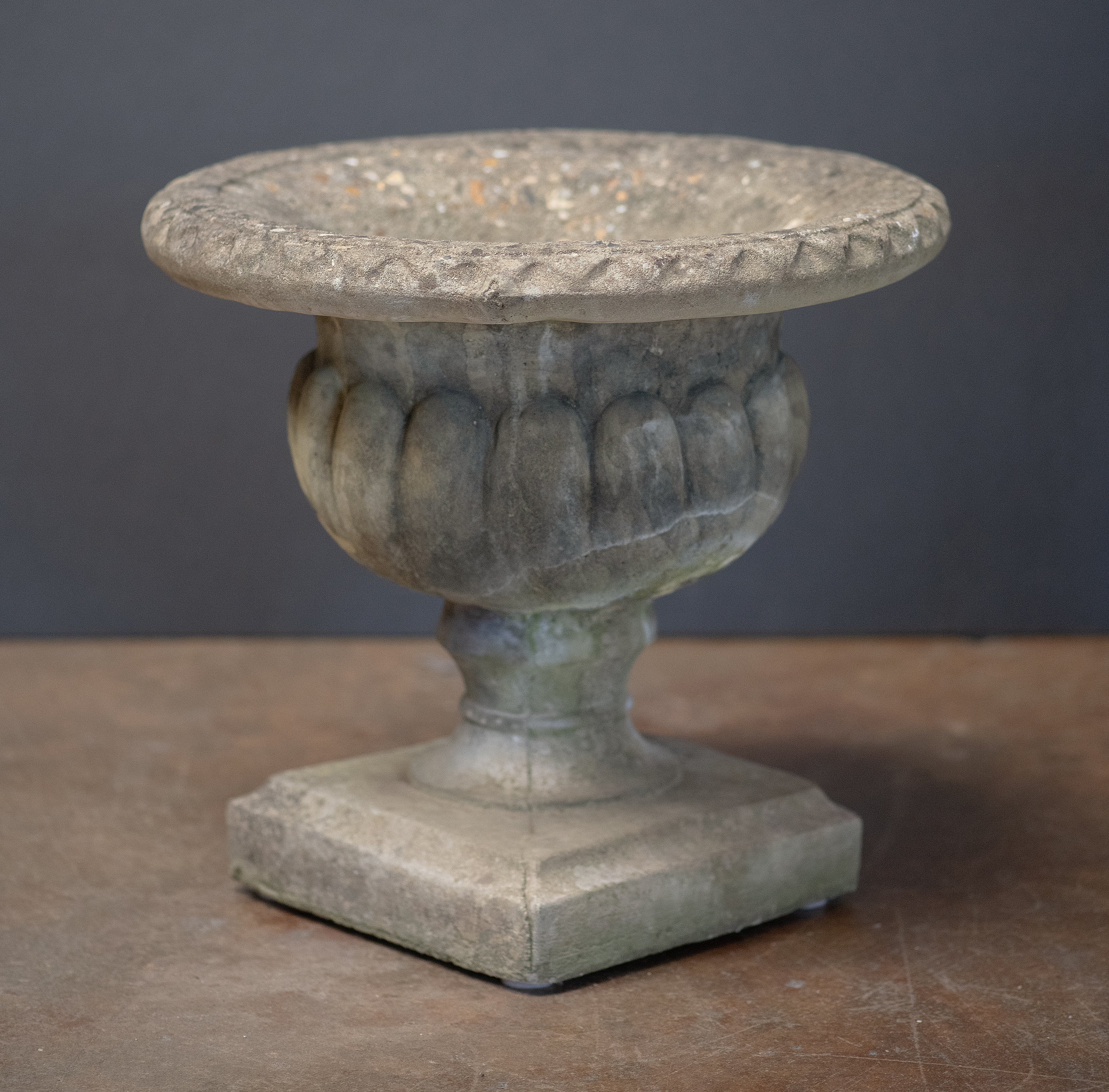 gg688_english_stone_urn_003_l_e_a_d