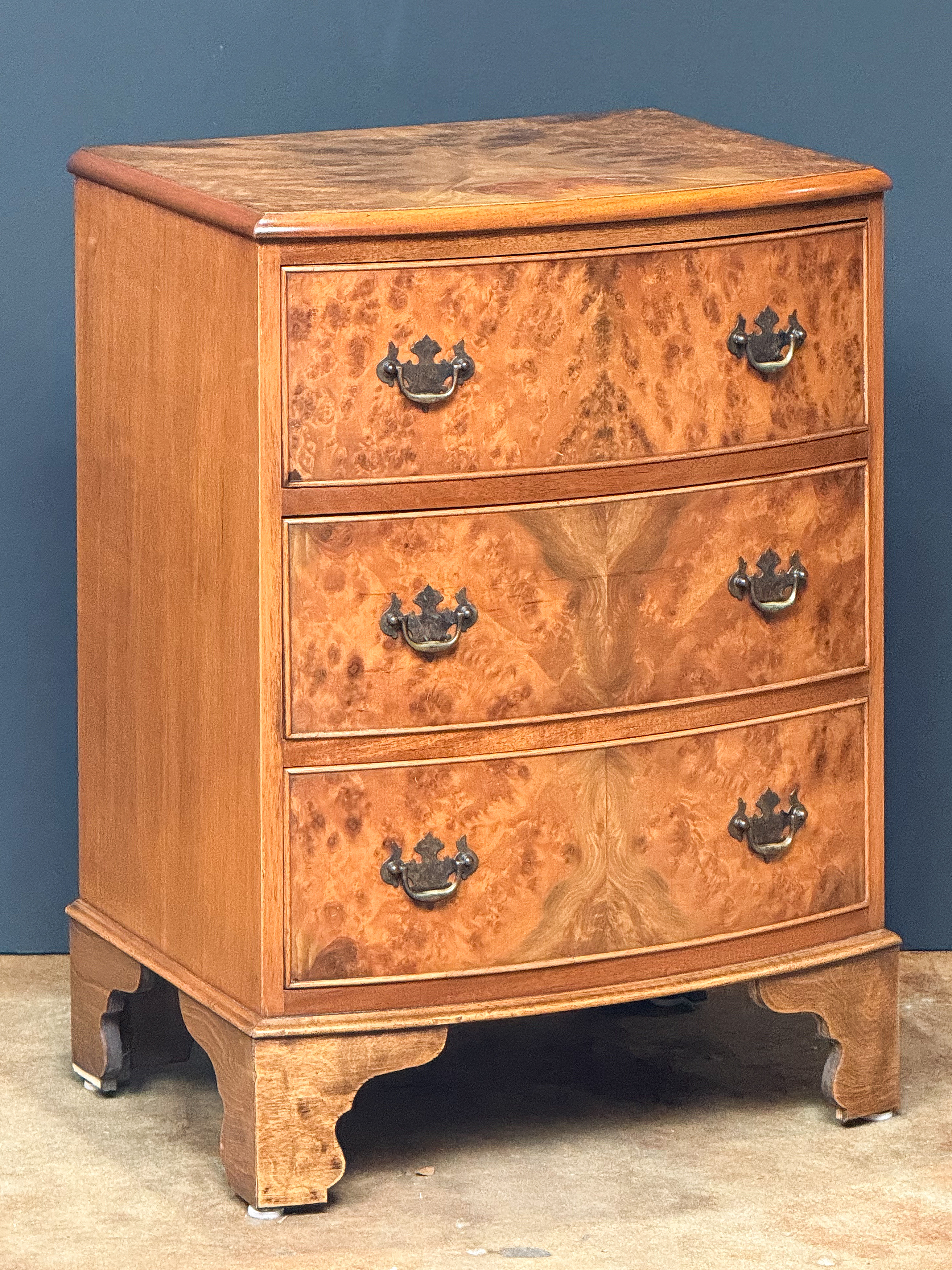 gg696_burr_walnut_chest_of_drawers_001_l_e_a_d