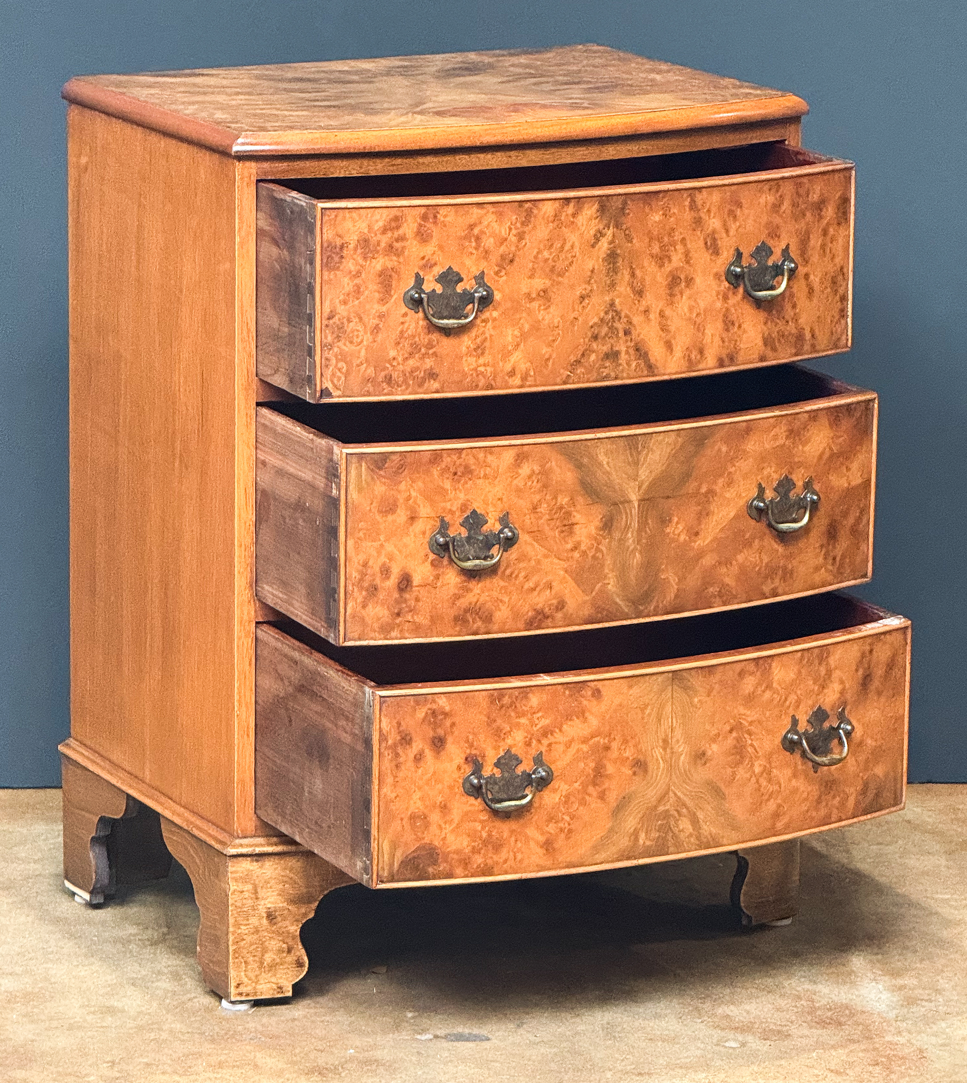 gg696_burr_walnut_chest_of_drawers_002