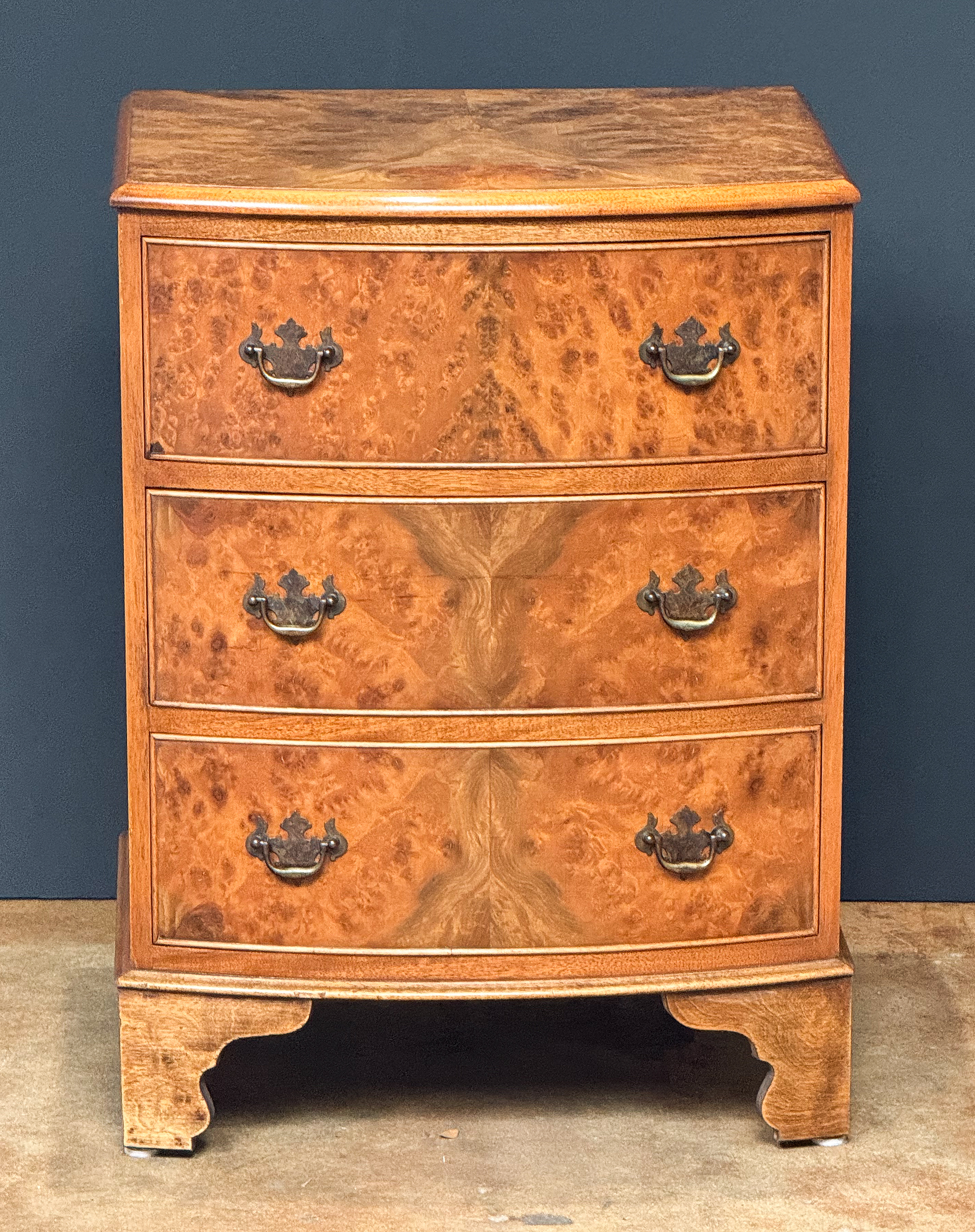 gg696_burr_walnut_chest_of_drawers_003
