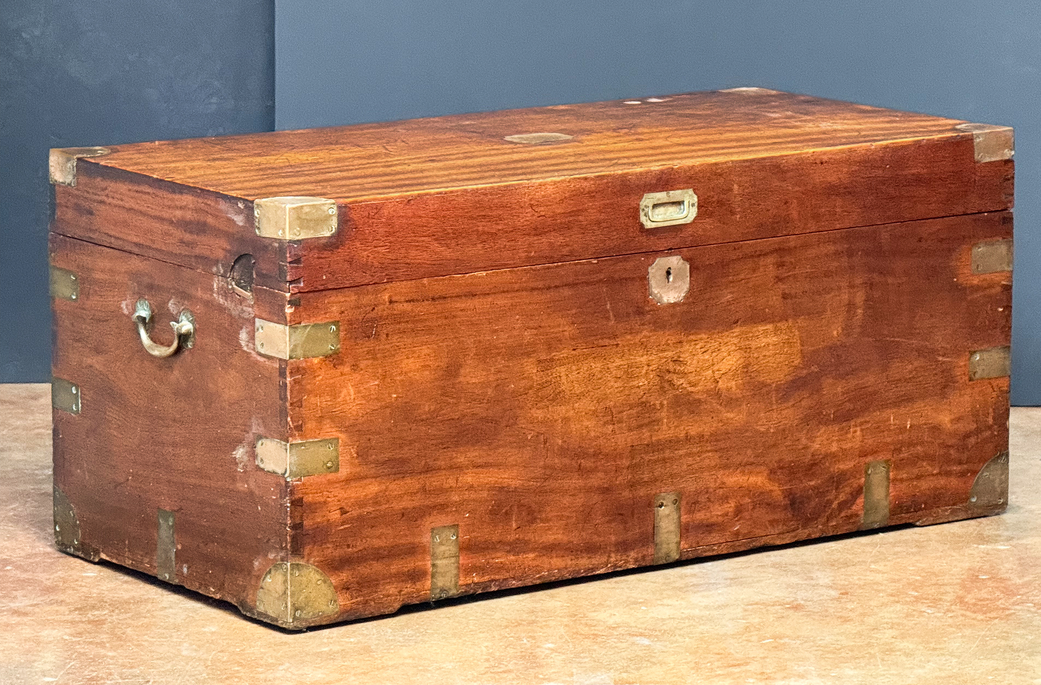 gg707_19th_c__military_chest_001