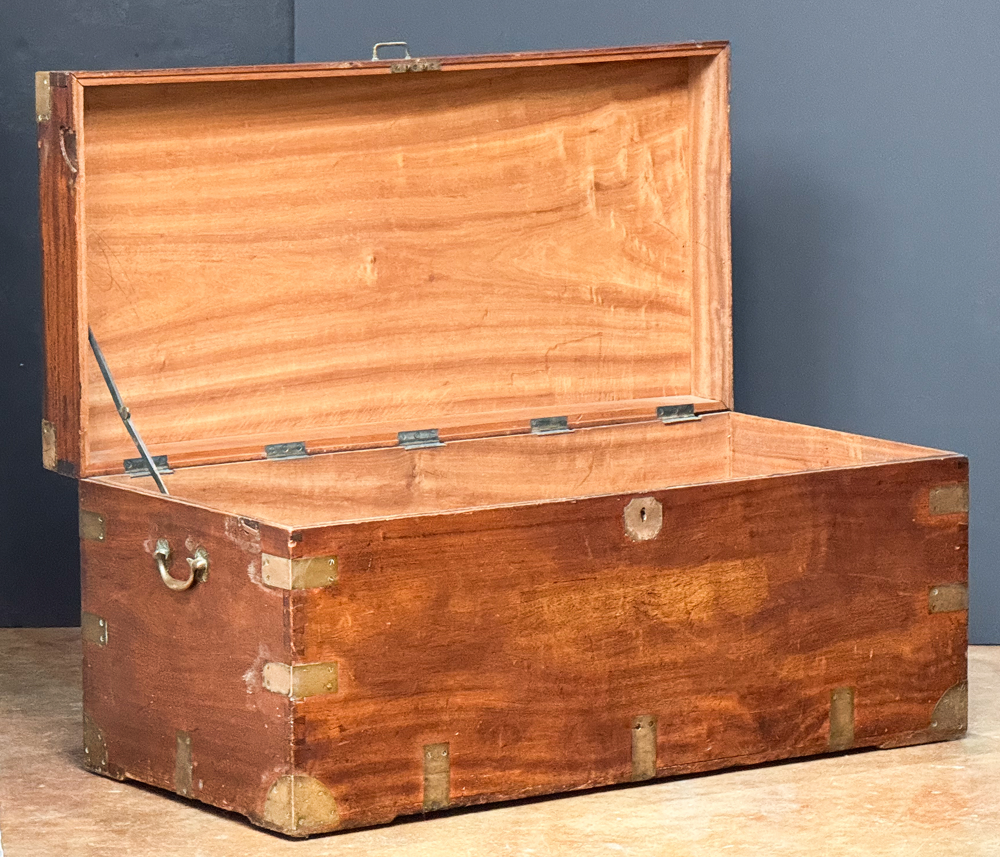 gg707_19th_c__military_chest_002