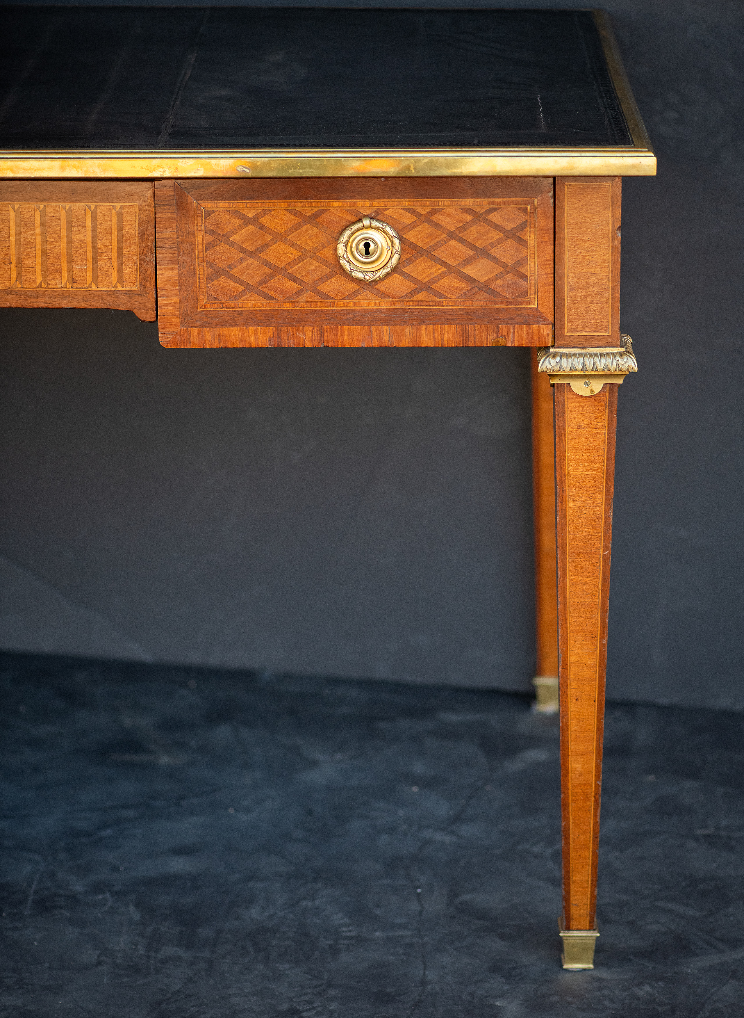 gg714_french_writing_table_with_black_leather_top_004