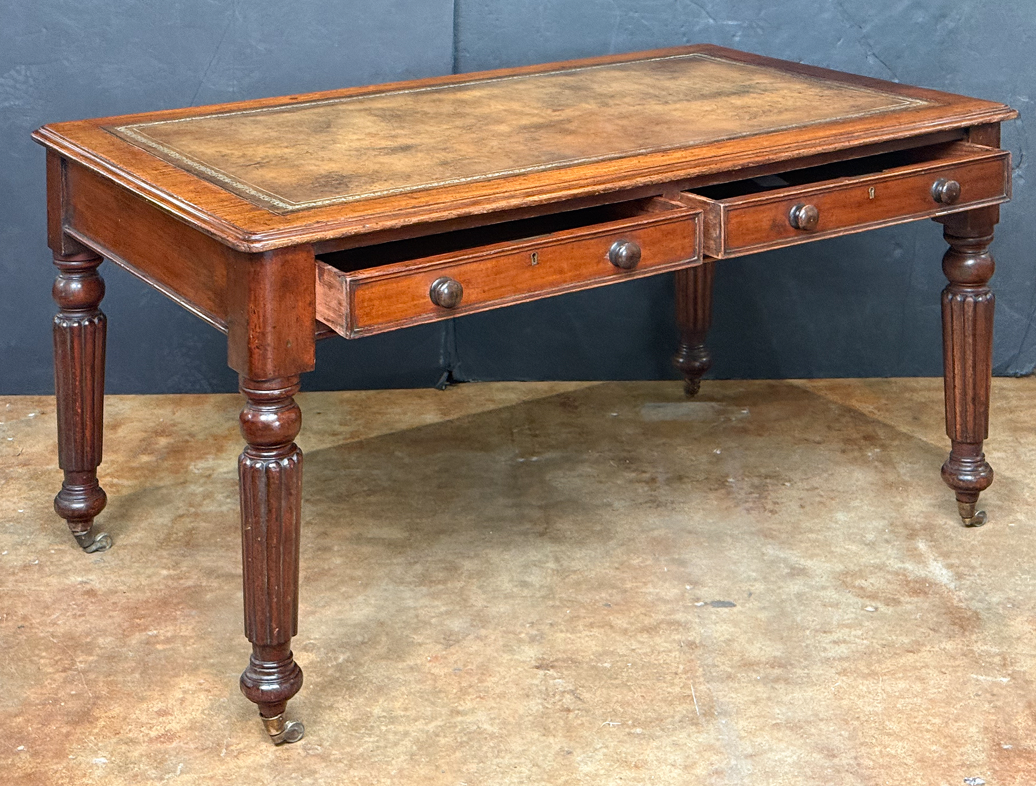 gg719_mahogany_desk_with_leather_top_003