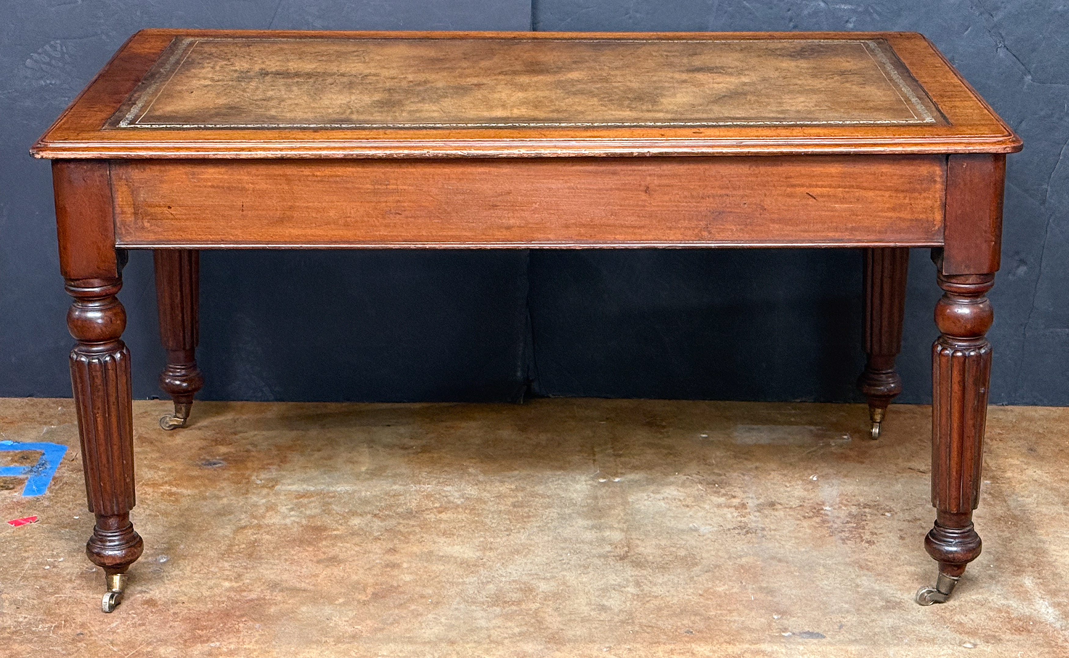 gg719_mahogany_desk_with_leather_top_009