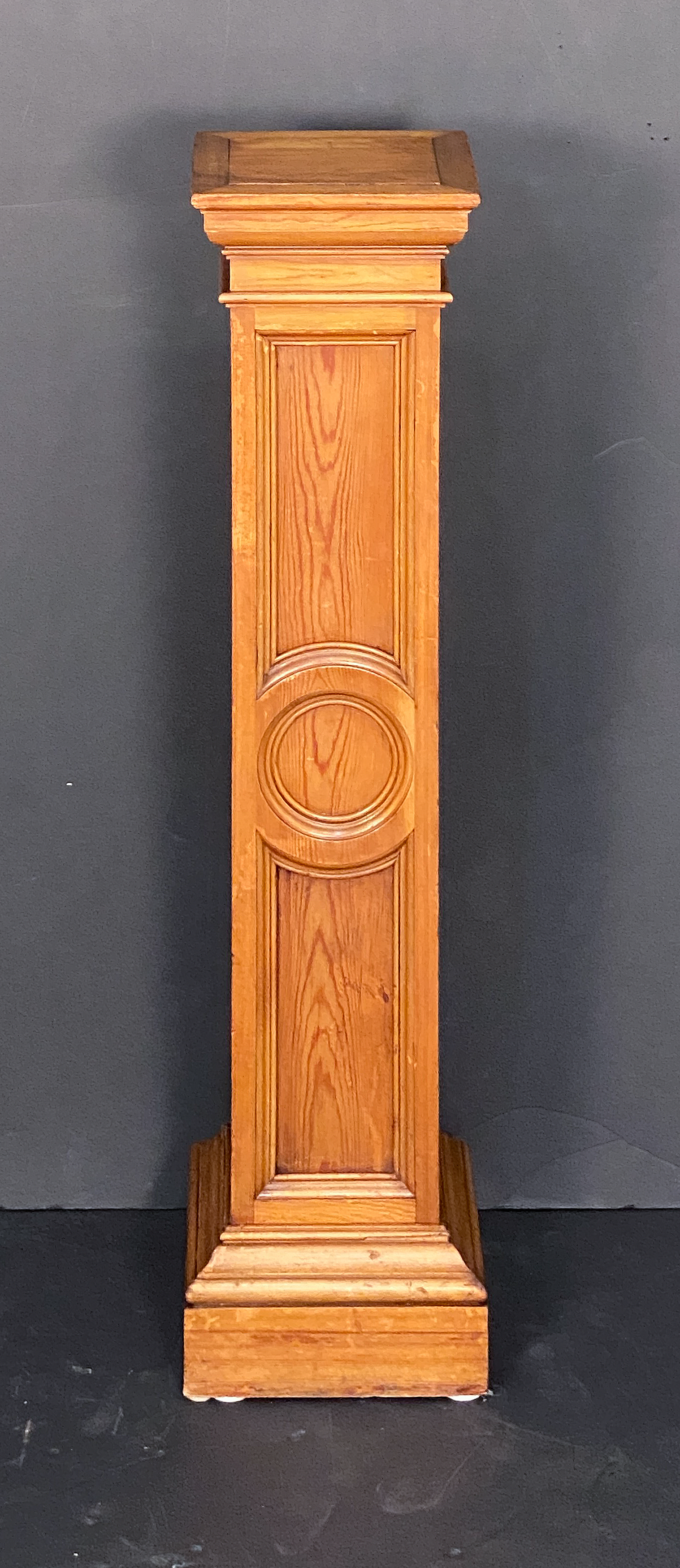 v0592_pine_pedestal_22