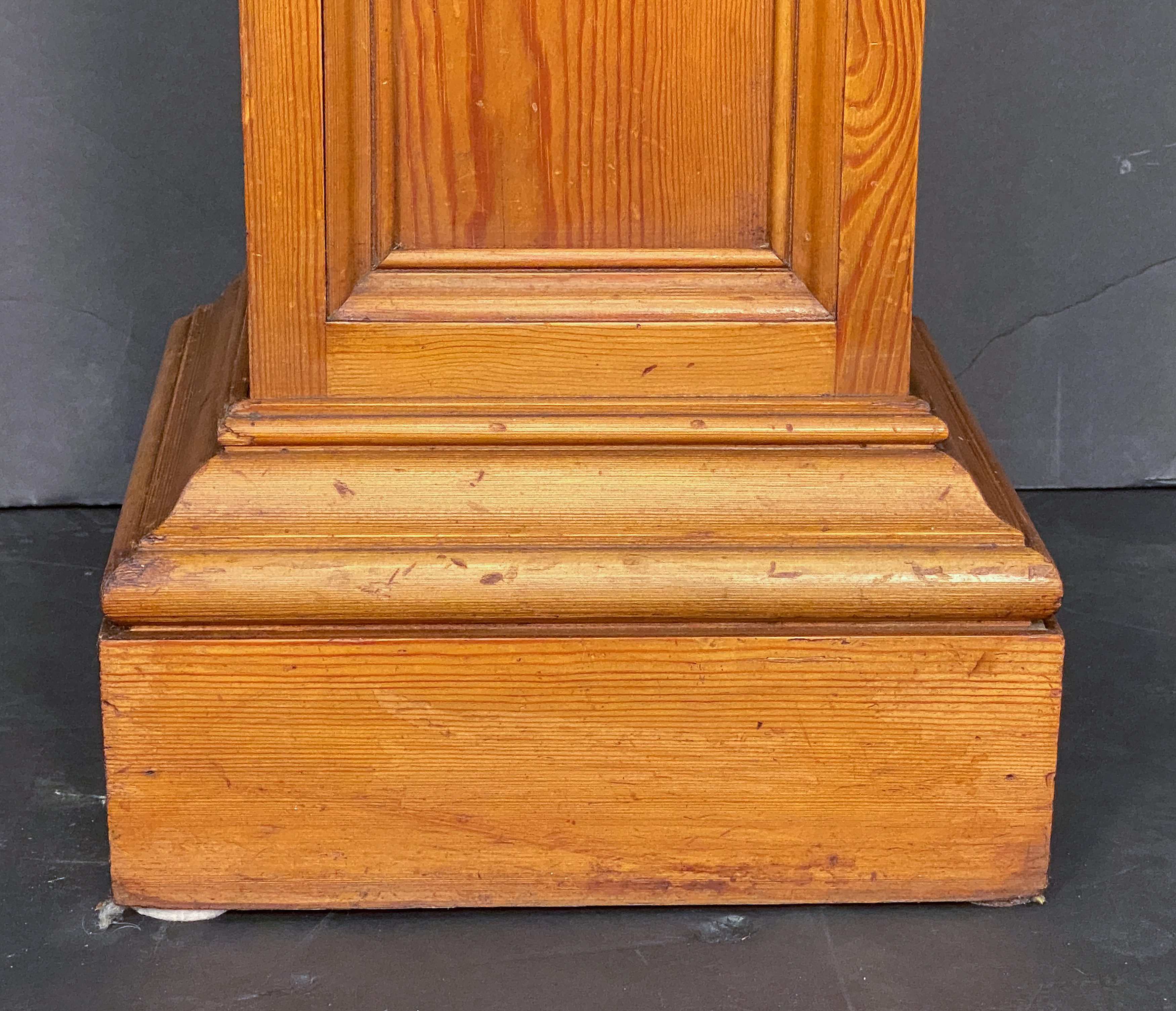 v0592_pine_pedestal_41