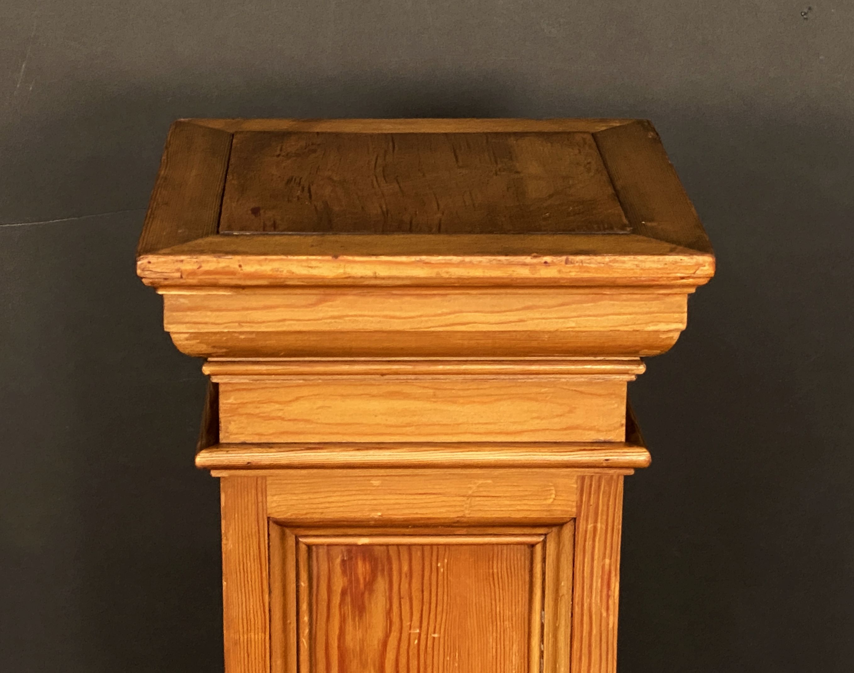 v0592_pine_pedestal_43