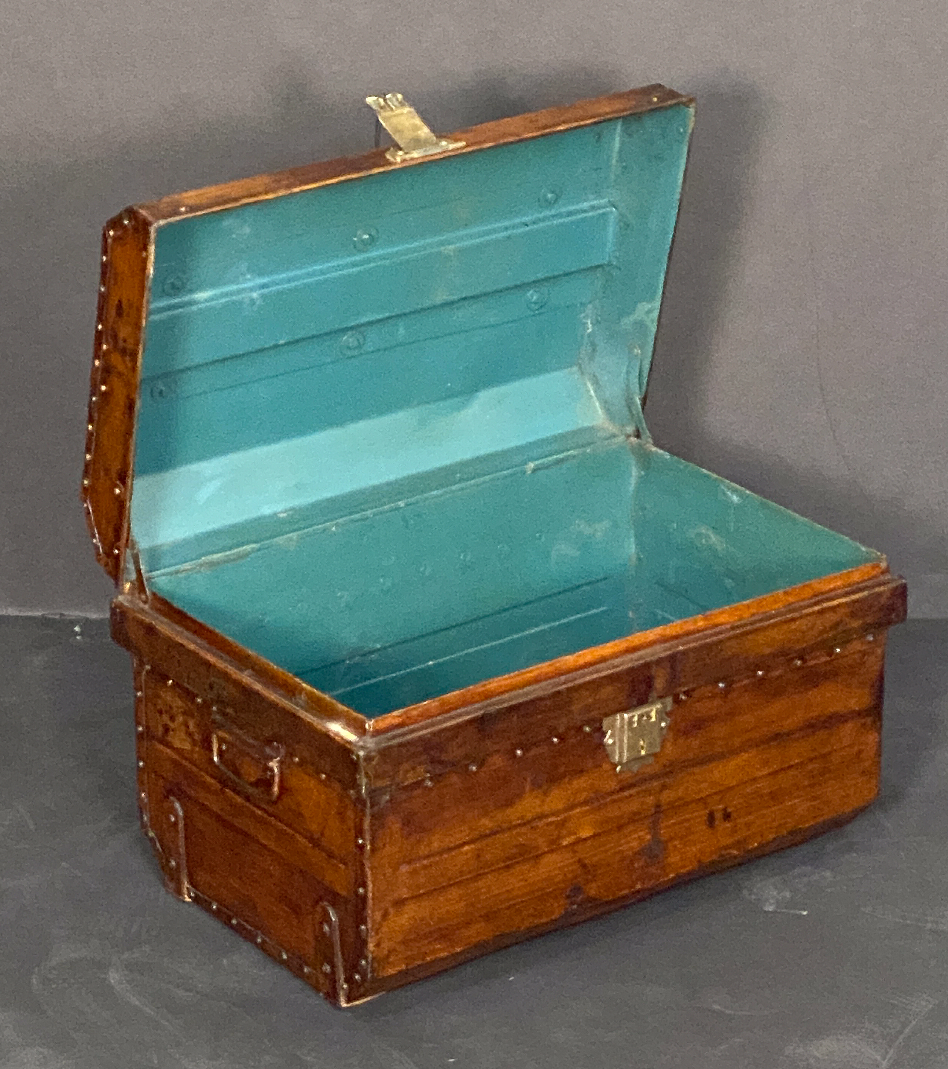 x1067_tin_trunk_02_657924542