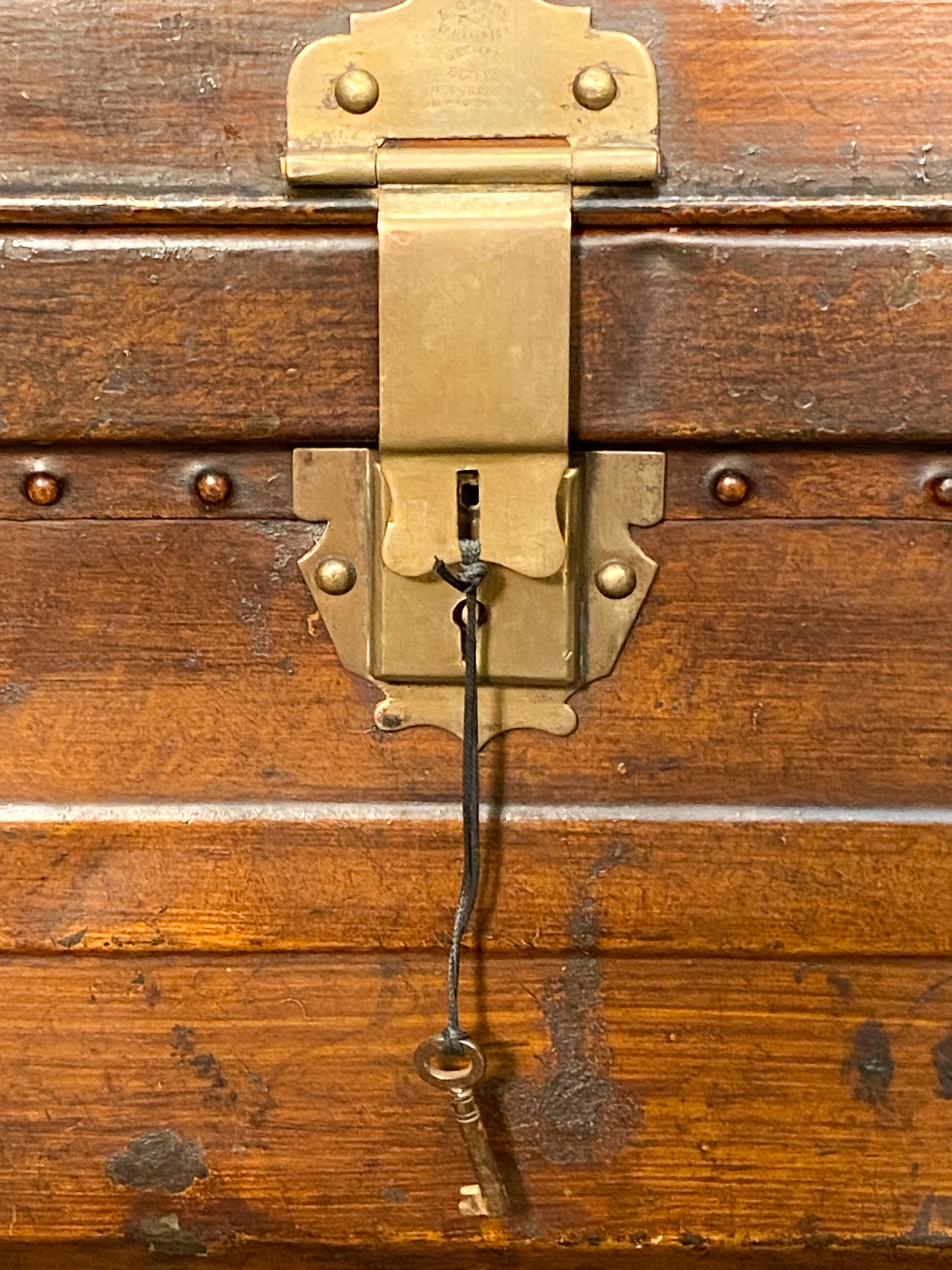 x1067_tin_trunk_08_209306191